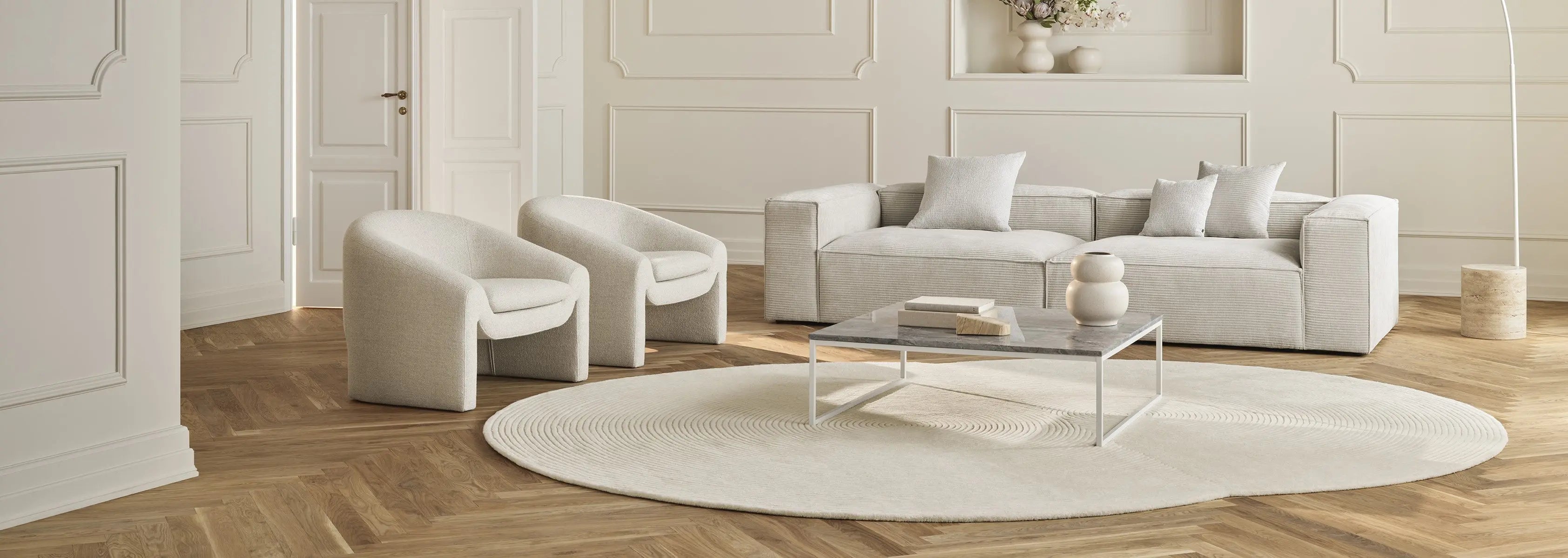 Sofy i łóżka w eleganckiej aranżacji salonu