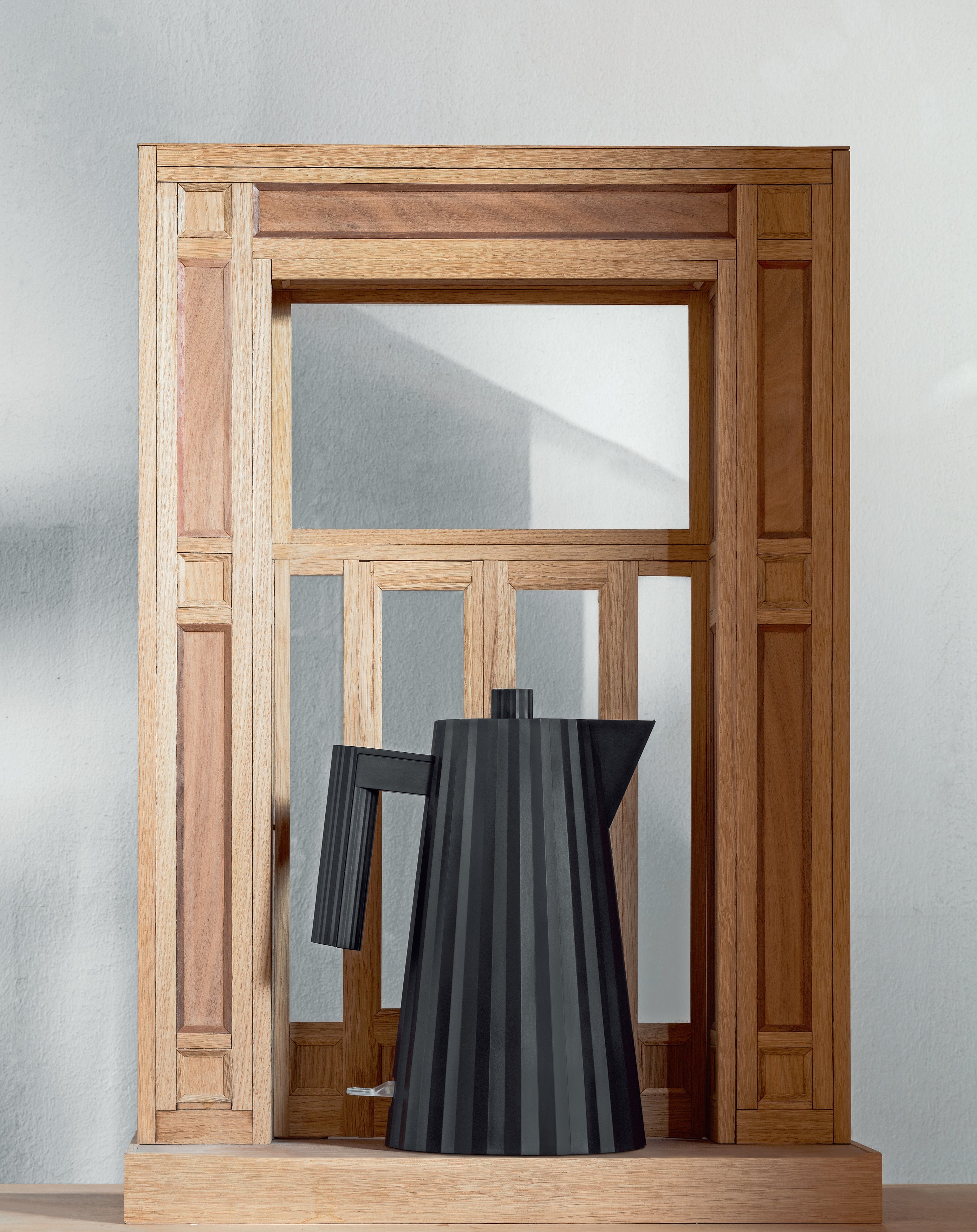 Black plissé electric kettle