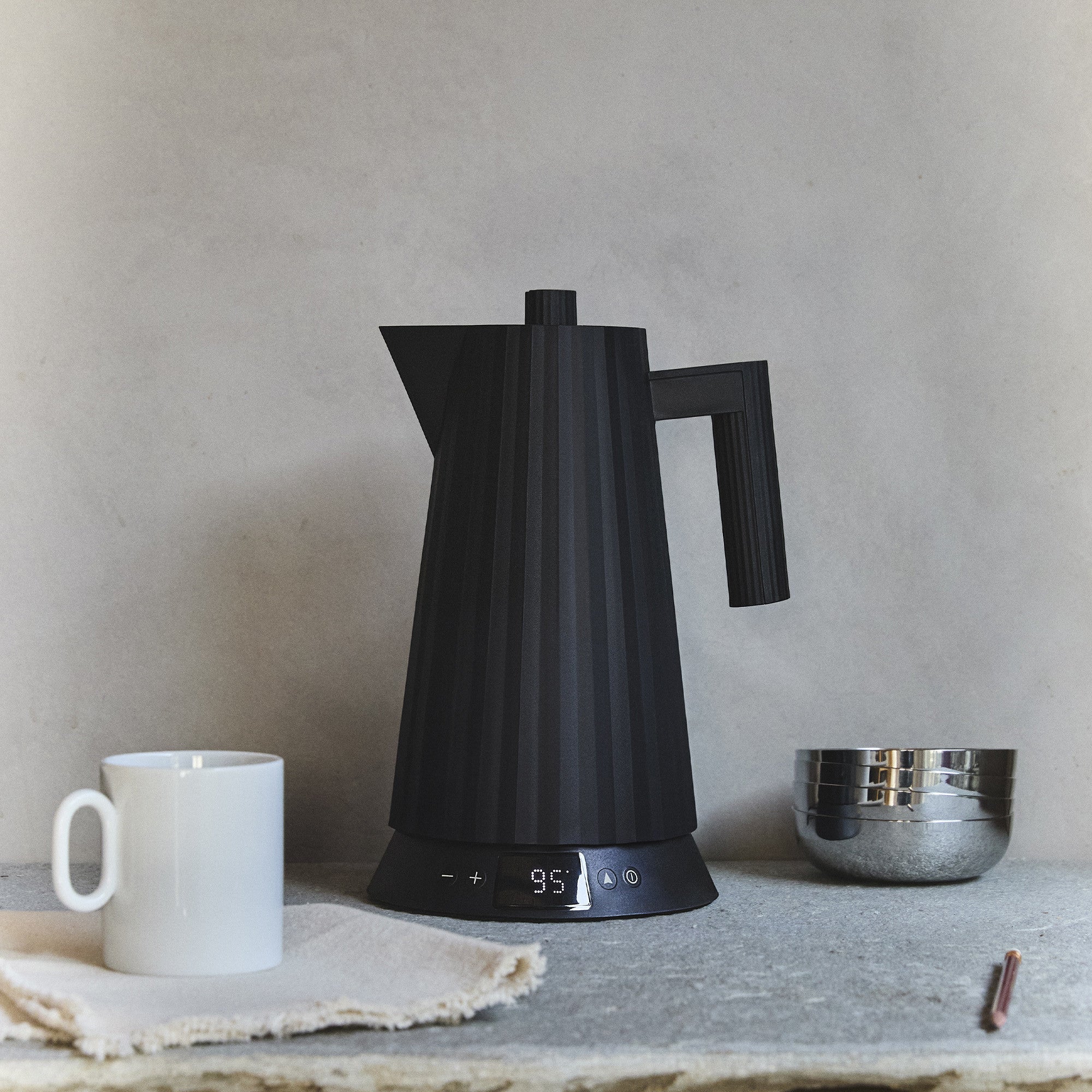 Electric kettle with temperature control PLISSÉ black