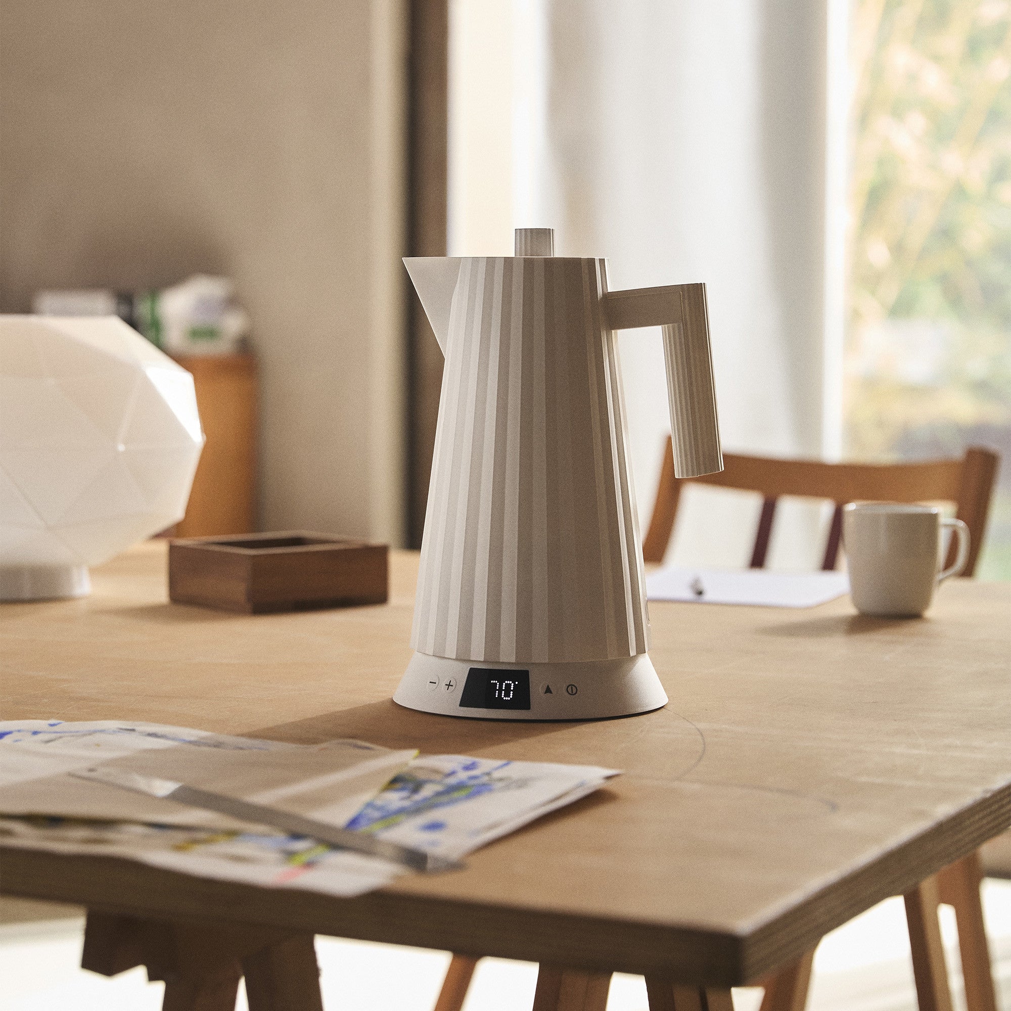 Elektrischer Wasserkocher mit Temperaturregelung PLISSÉ weiß