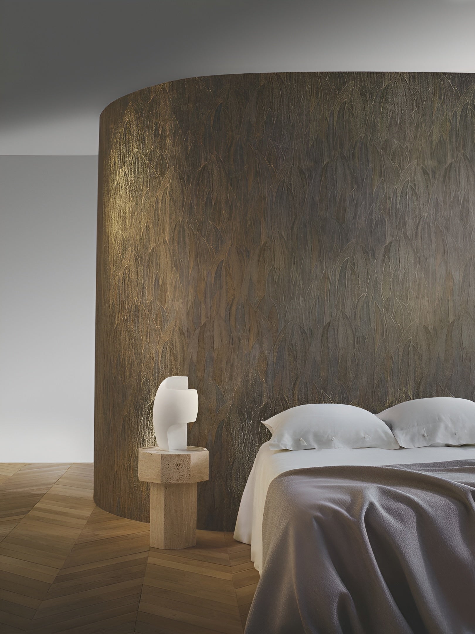 Metallische Tapete mit Eukalyptusblattmotiv CINEREA - VERT grün mit Gold