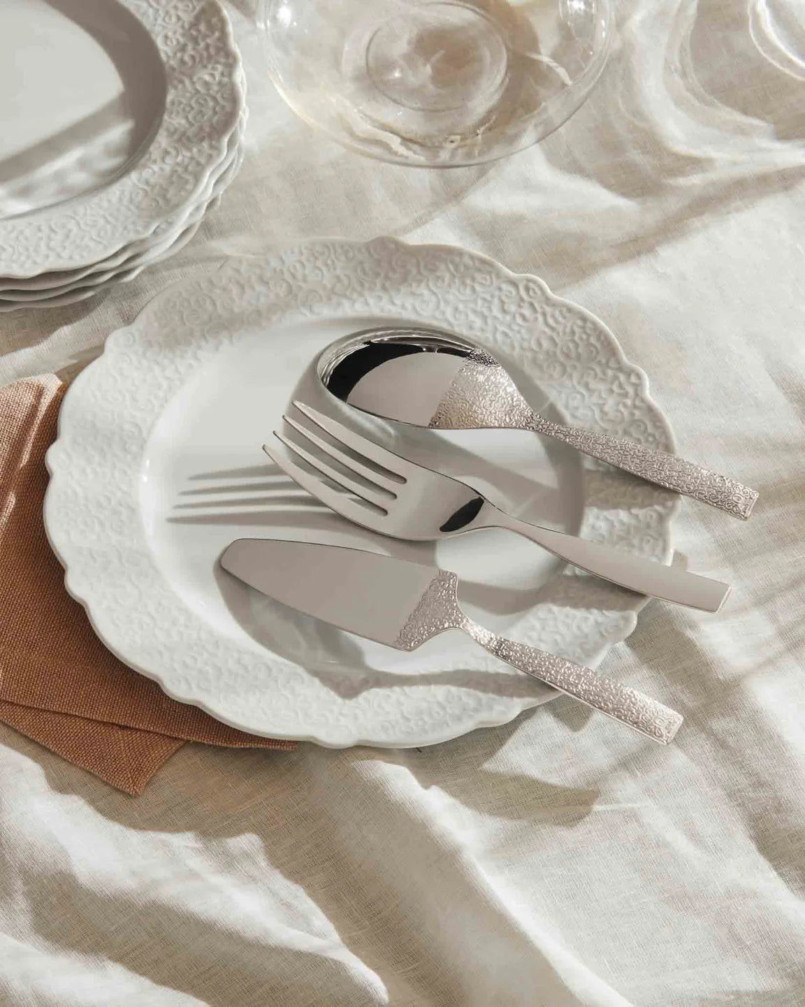 Talerz do serwowania DRESSED biała porcelana, marka Alessi