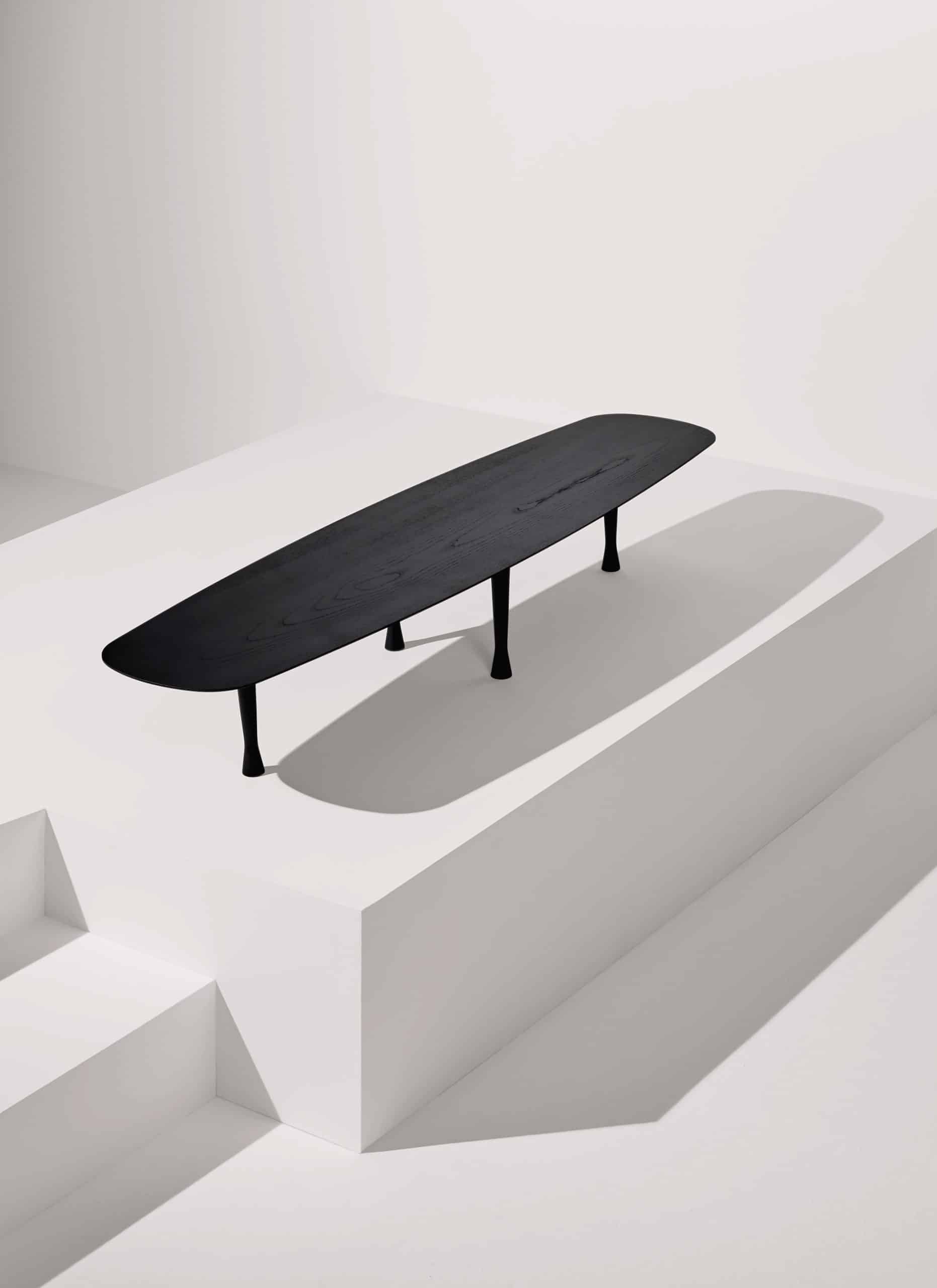 Ovaler Couchtisch UNIQUE aus schwarzem Eschenfurnier