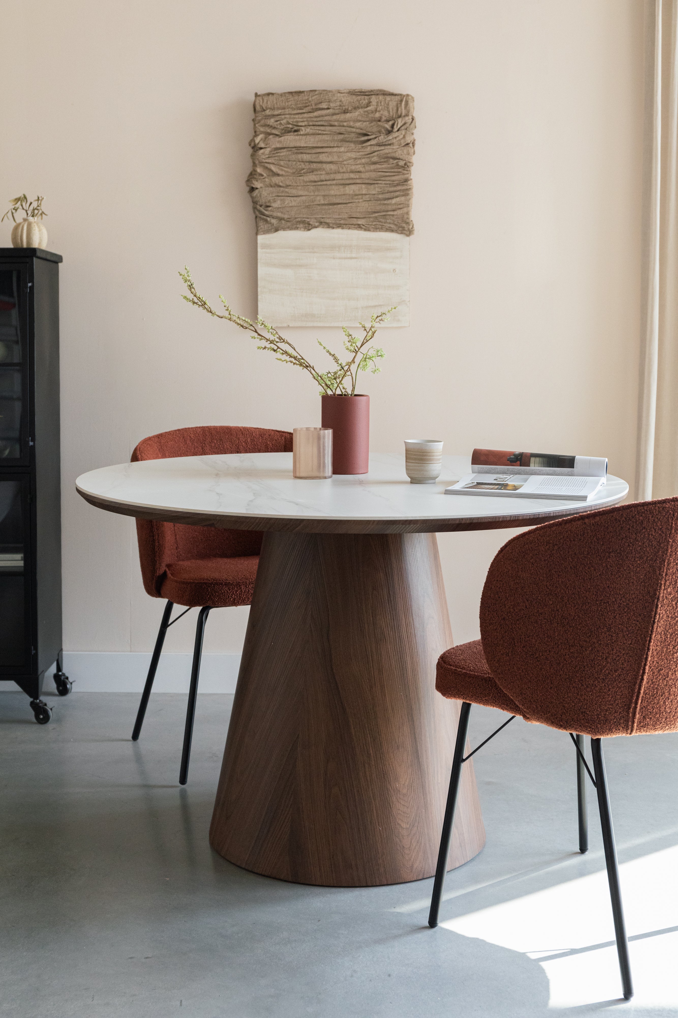 ALMIRA round table walnut veneer
