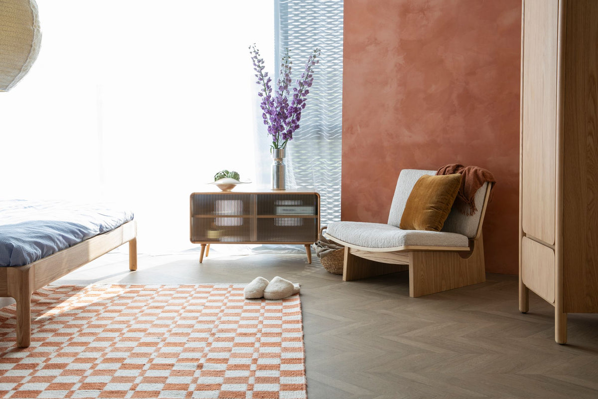 Kommode RISE Nussfurnier mit geriffeltem Glas