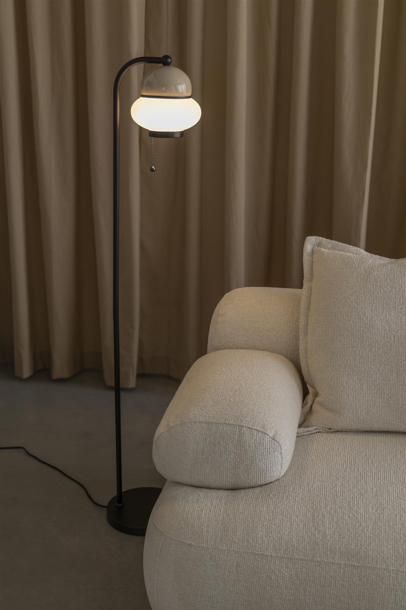 Stehlampe BUMBLE in Beige mit schwarzem Finish