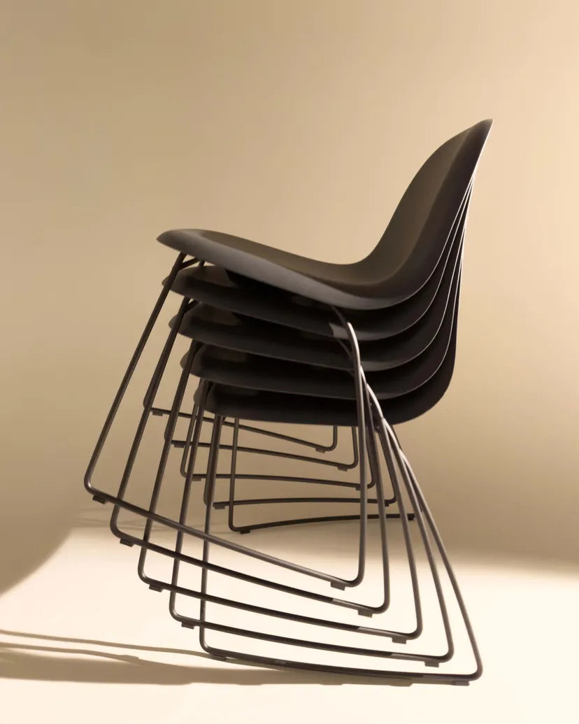 Stuhl GUBI 3D mit weißem Sitz und schwarzem Gestell