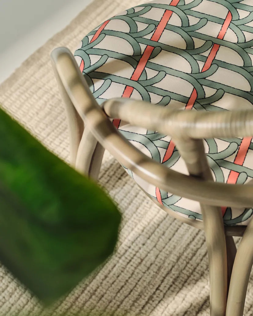 Polsterstuhl BISTRA mit olivgrünem Rattanfuß