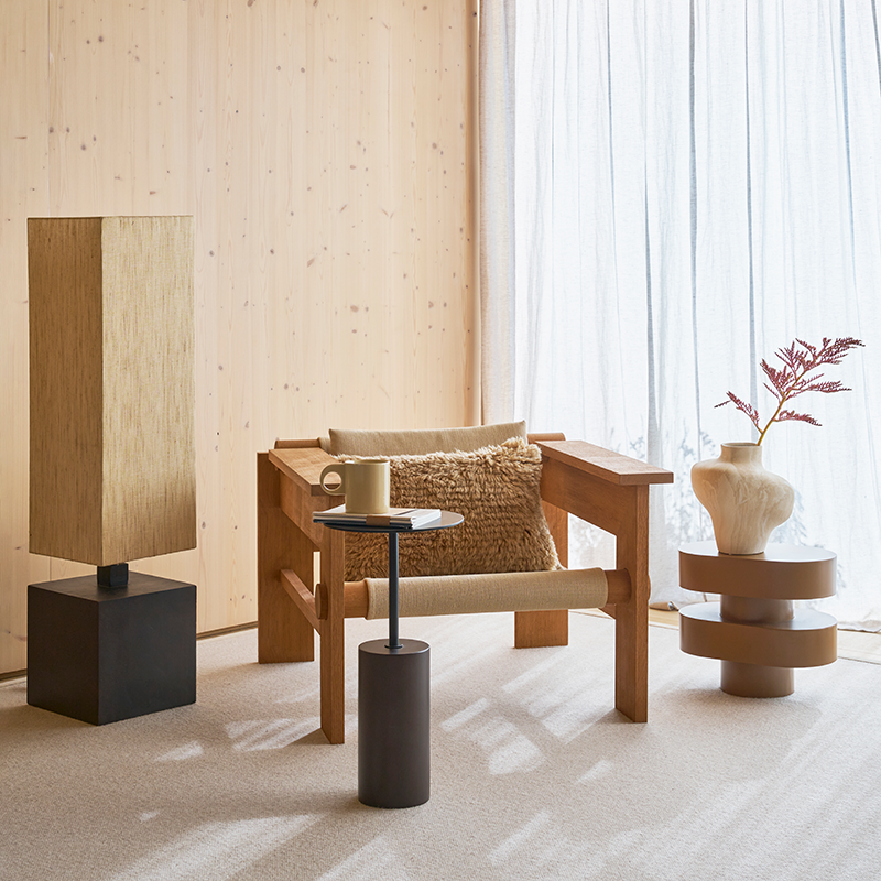 VIDAR Stehleuchte aus Mangoholz mit beigem Lampenschirm