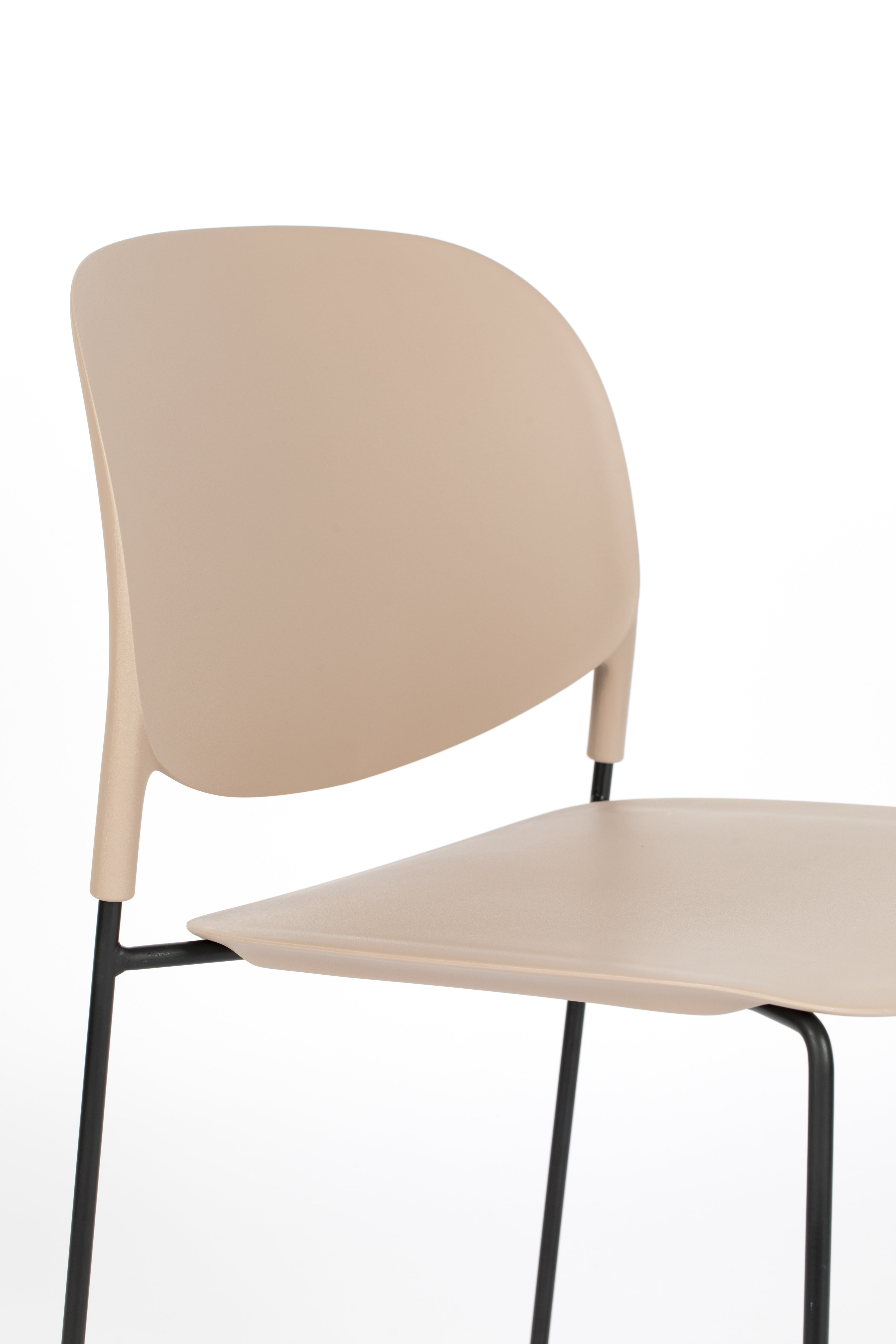 Stapel beige Stuhl mit einer schwarzen Basis