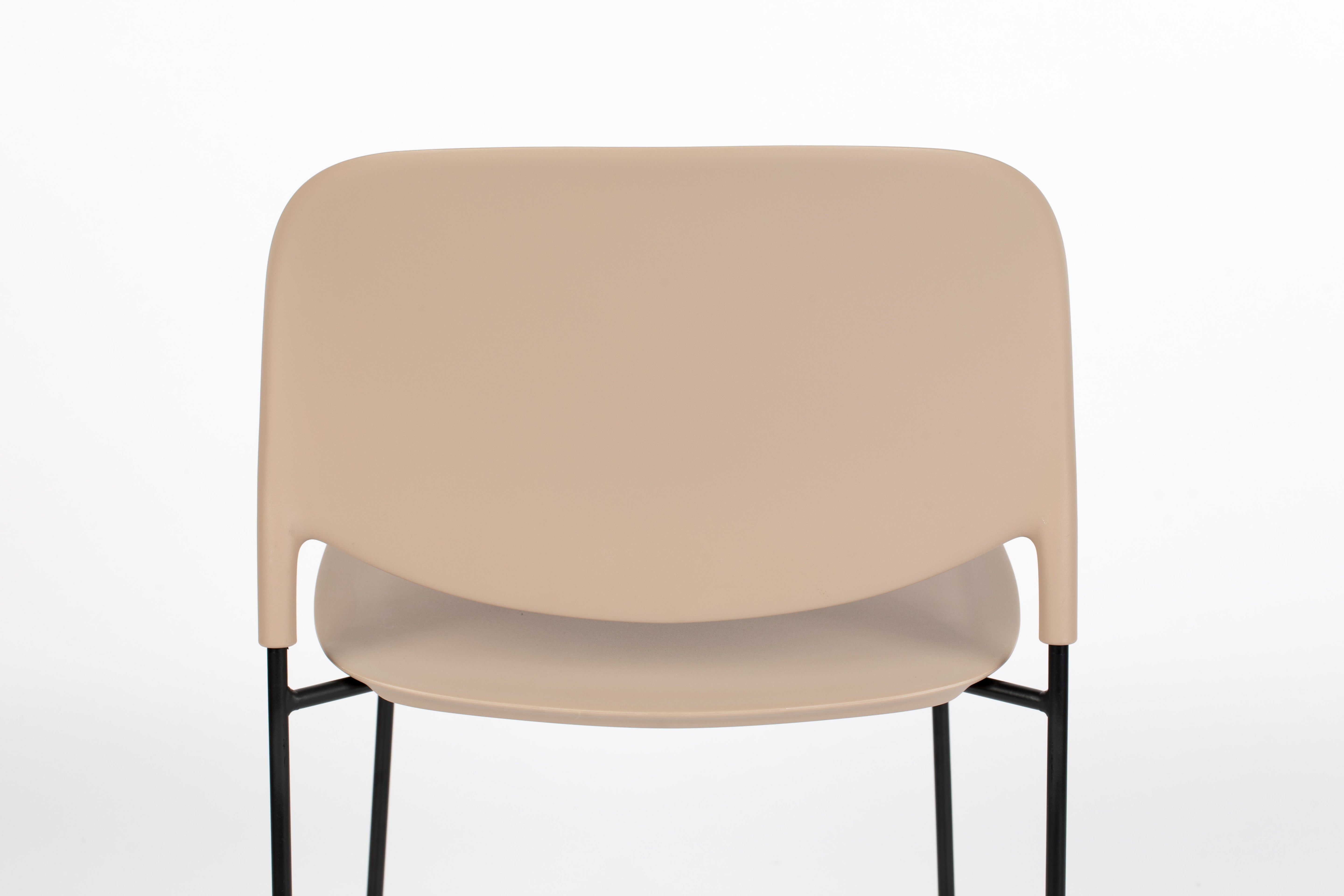 Stapel beige Stuhl mit einer schwarzen Basis