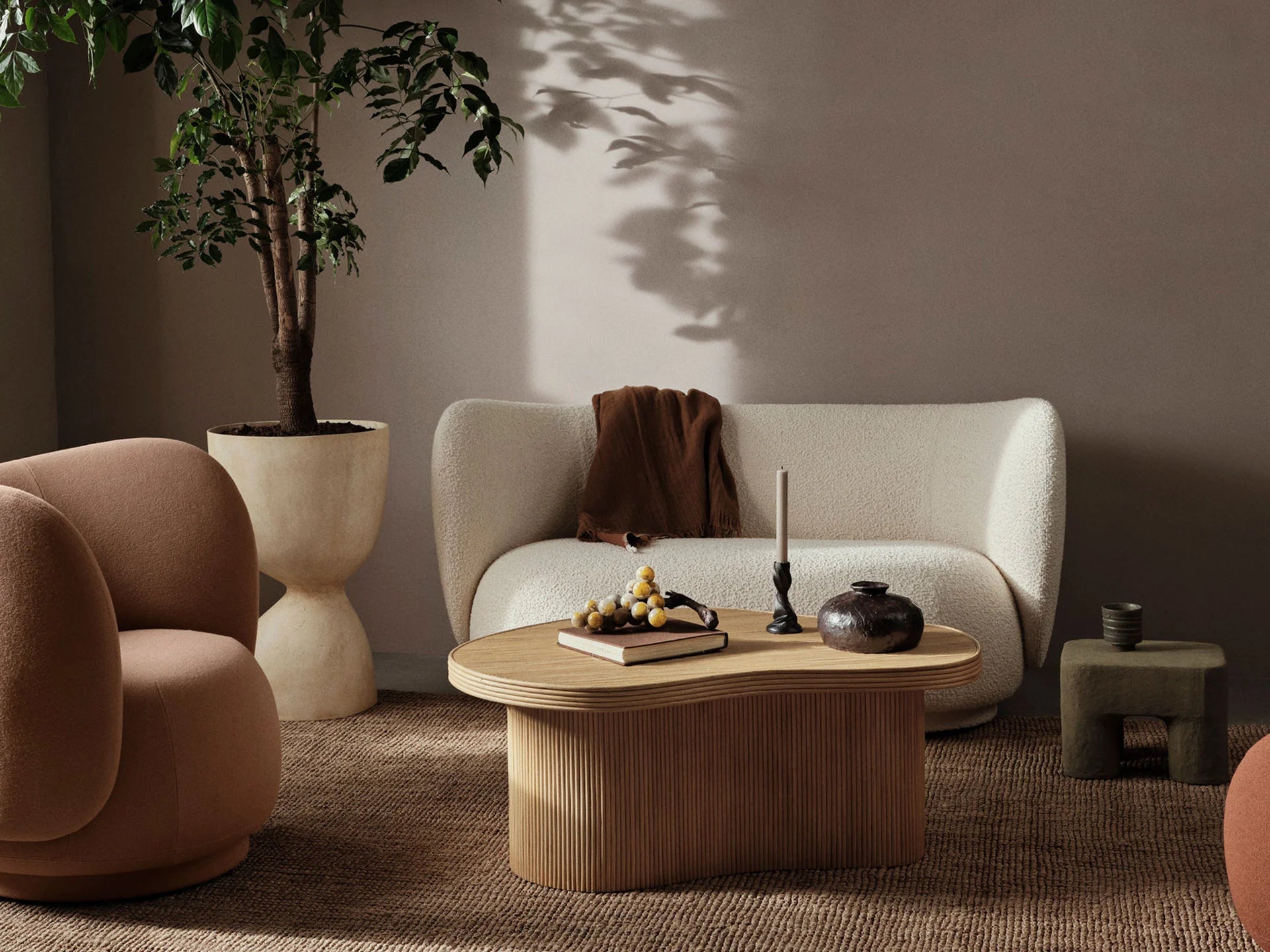Kanapa 2-osobowa RICO Bouclé kremowy – ferm LIVING