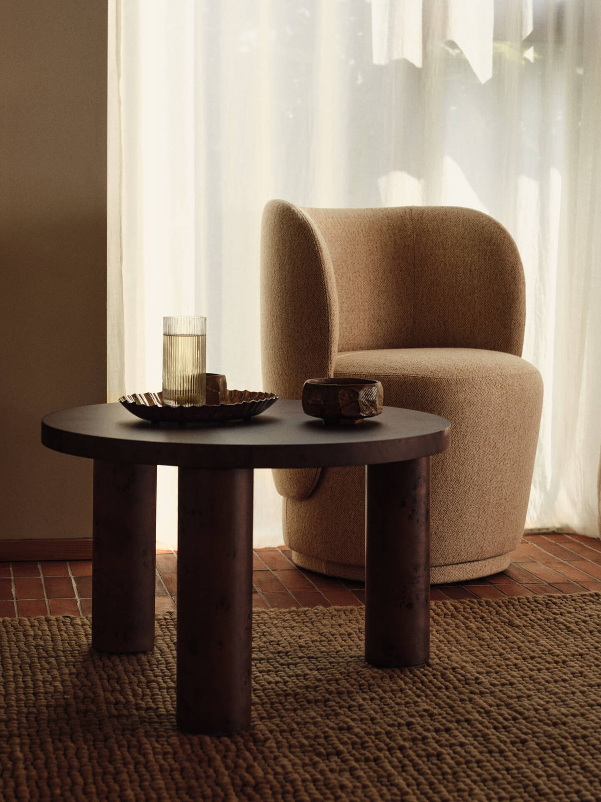 Stolik kawowy POST ciemna czeczota – ujęcie 2