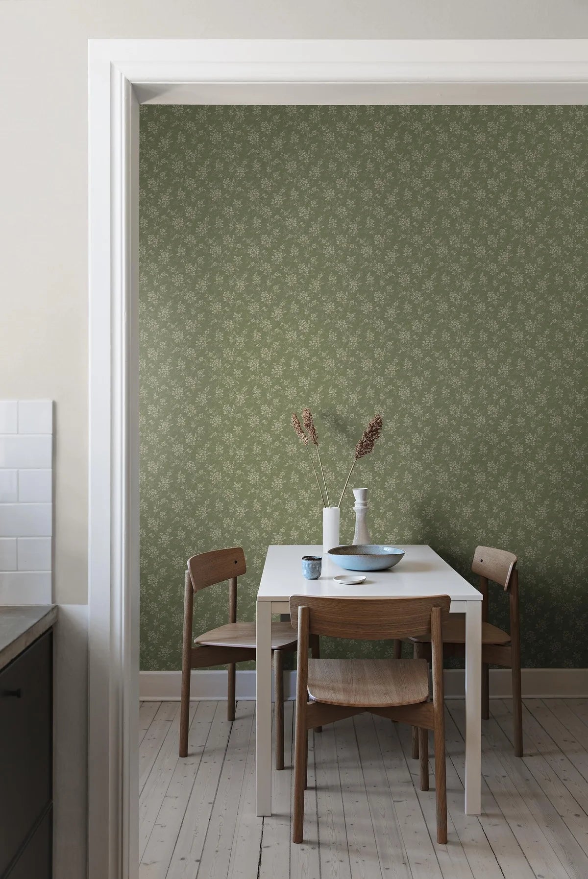 Wallpaper with a floral pattern HIP ROSE green