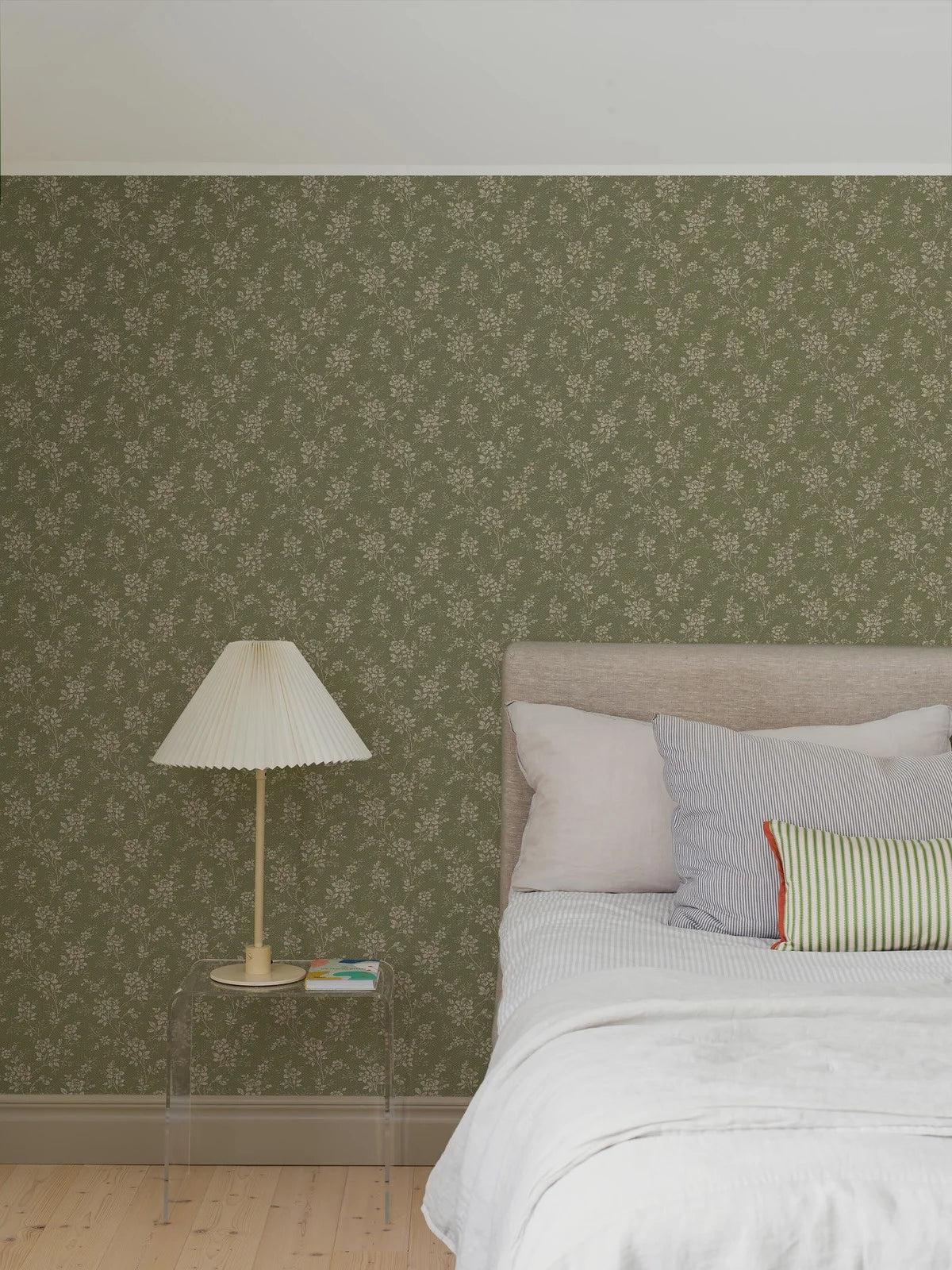 Wallpaper with a floral pattern HIP ROSE green