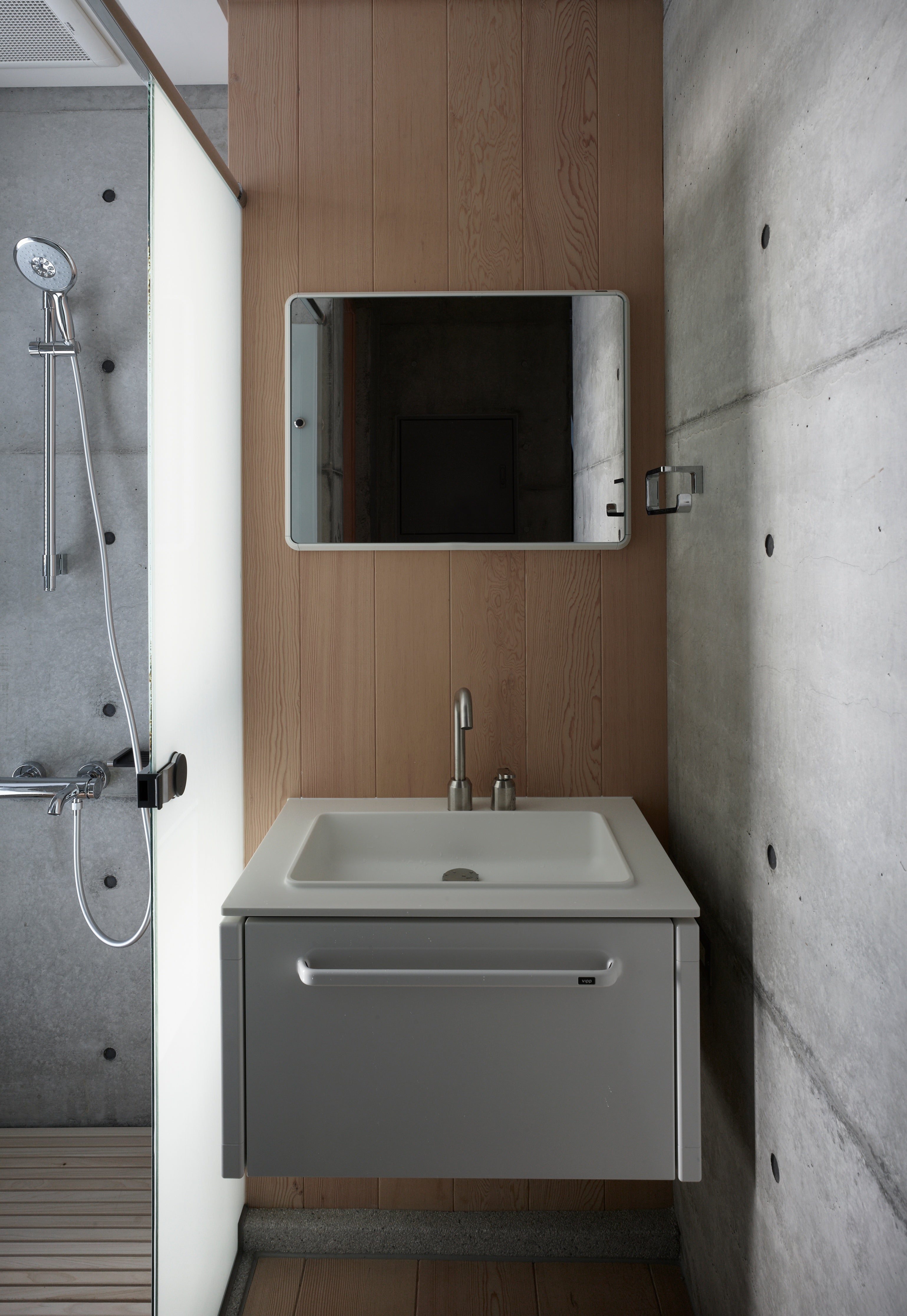 Badezimmerspiegel VIPP mit weißem Aluminiumrahmen
