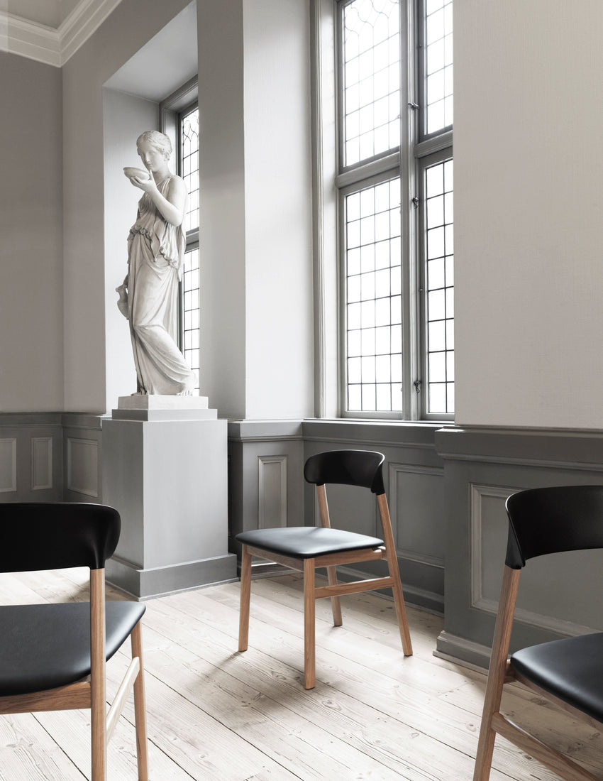 Herit gray chair with a natural oak base