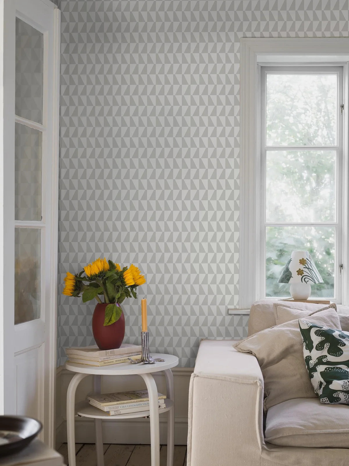 Non-woven paper wallpaper with geometric TRAPEZ pattern in gray and white