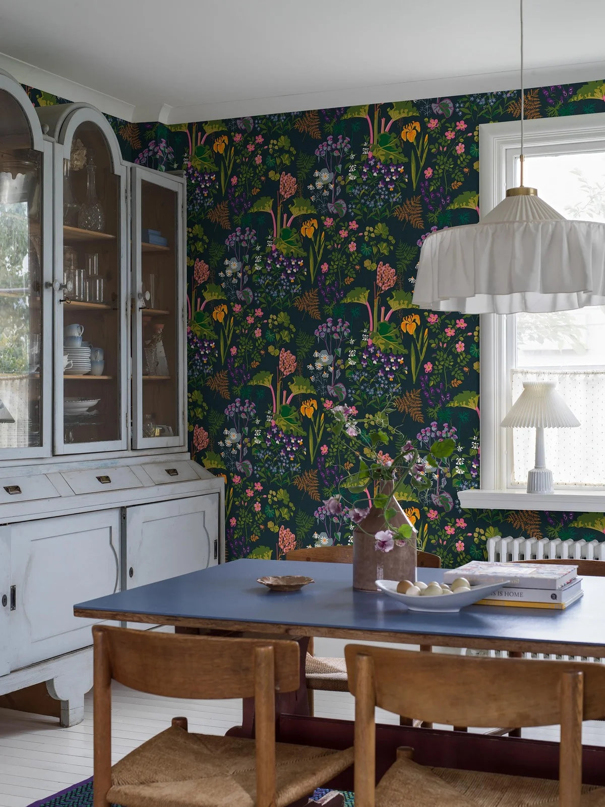 Tapete mit floralem Blumenmuster GOCKEN JOBS RABARBER dunkelblau