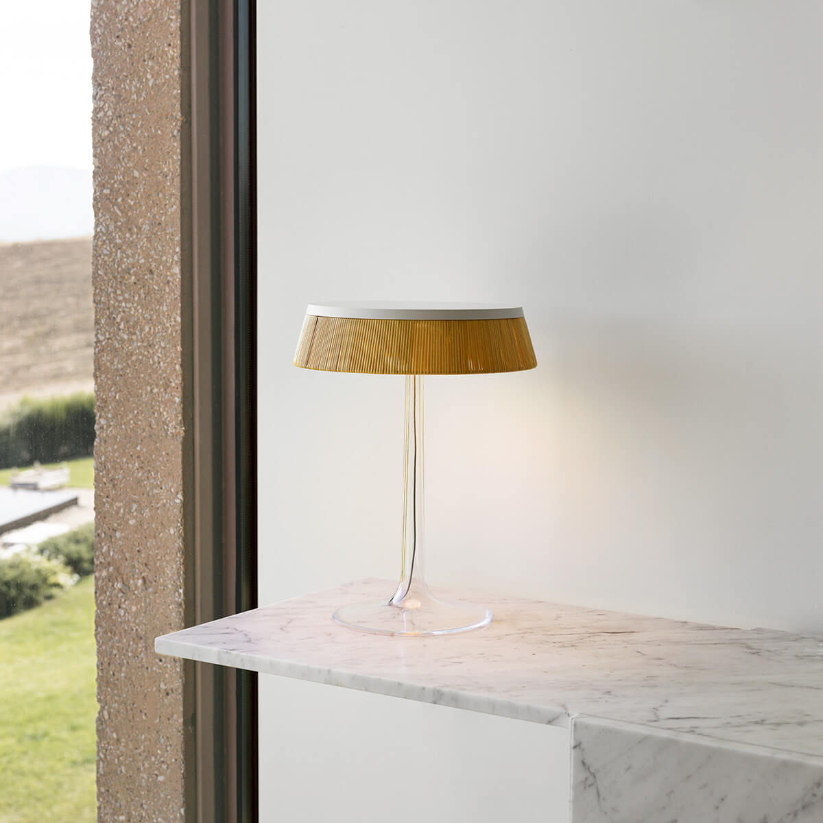 Lampa stołowa BON JOUR biały z rattanowym abażurem – Flos