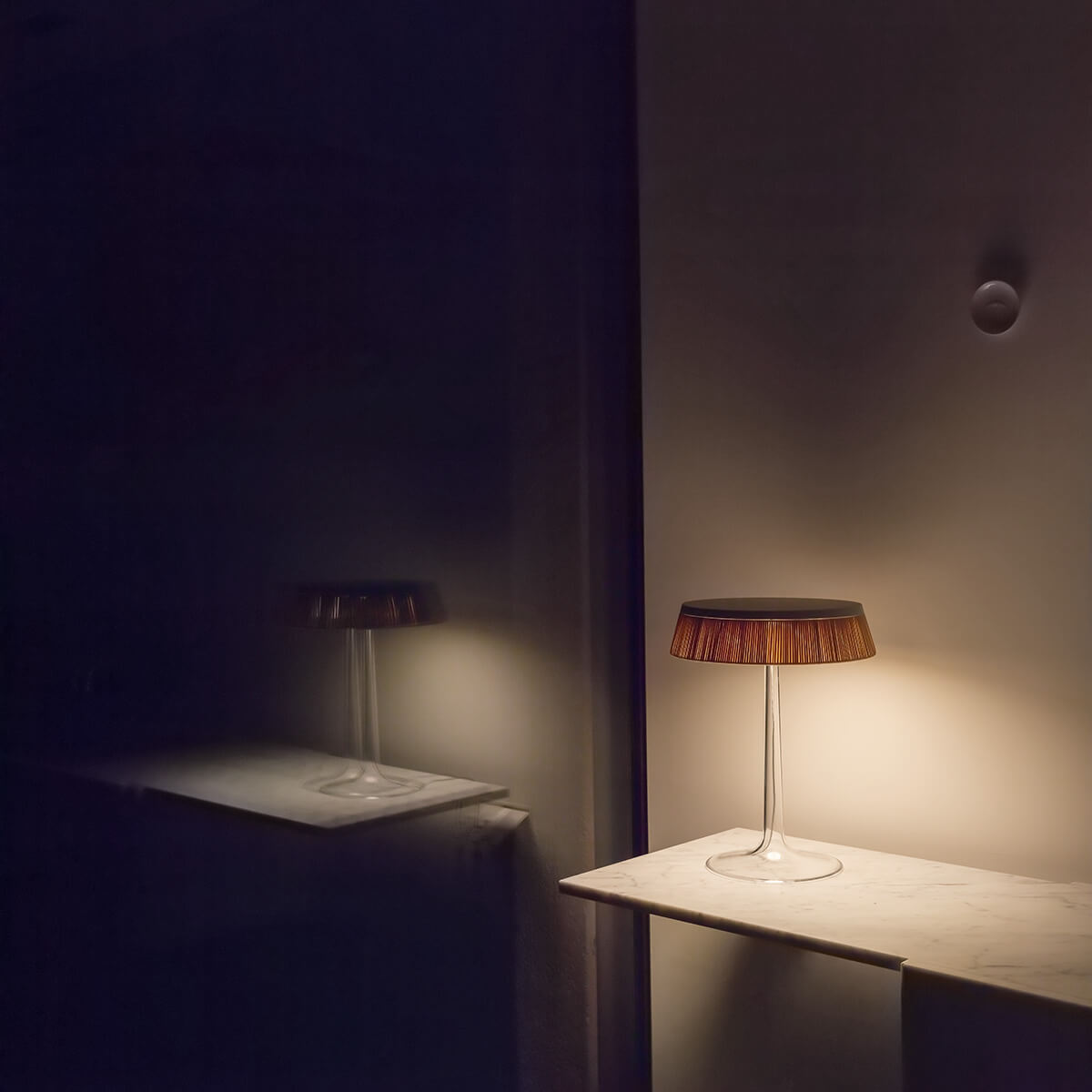 Lampa stołowa BON JOUR biały z rattanowym abażurem – Flos