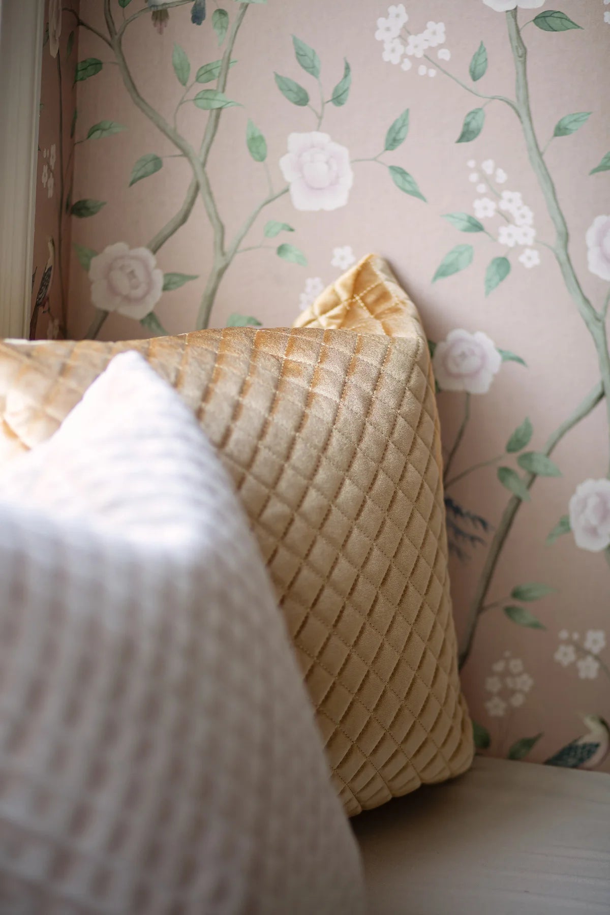 Non-woven paper wallpaper with a botanical pattern PARADISE BIRDS pink with white