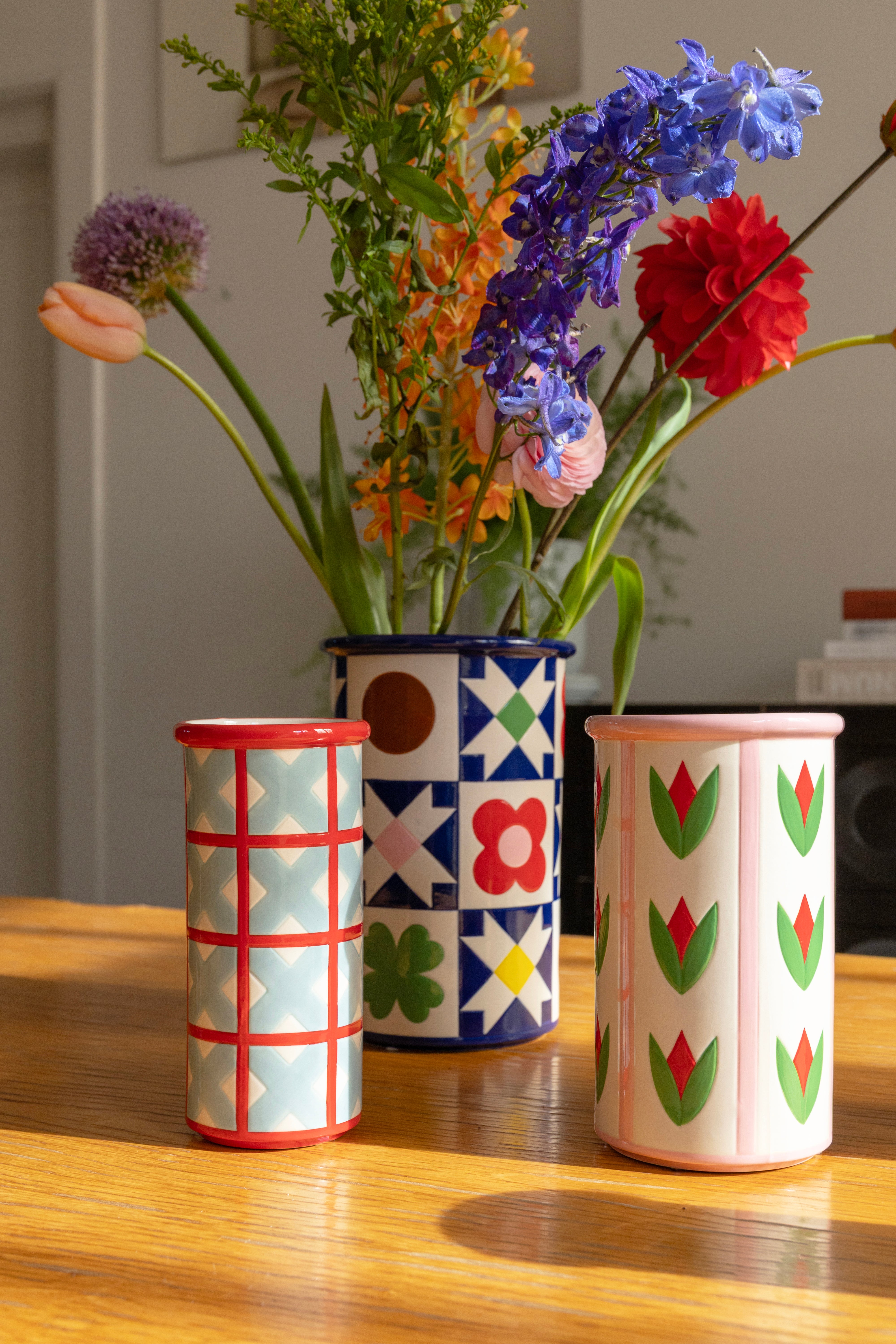 Vase PATCH QUILT blau mit Weiß und Rot