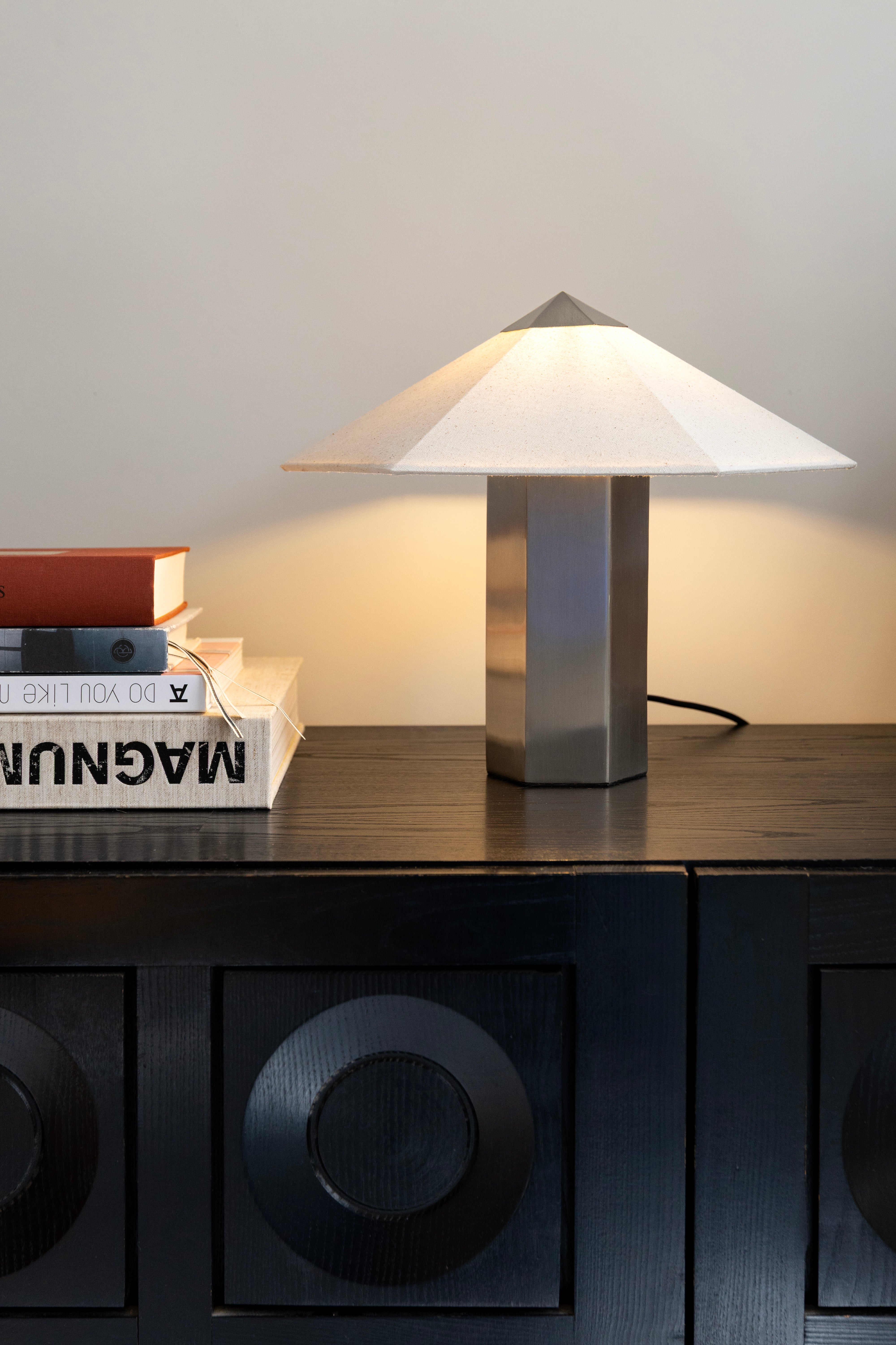 Lampa stołowa PHIRA srebrny z lnianym abażurem – metal
