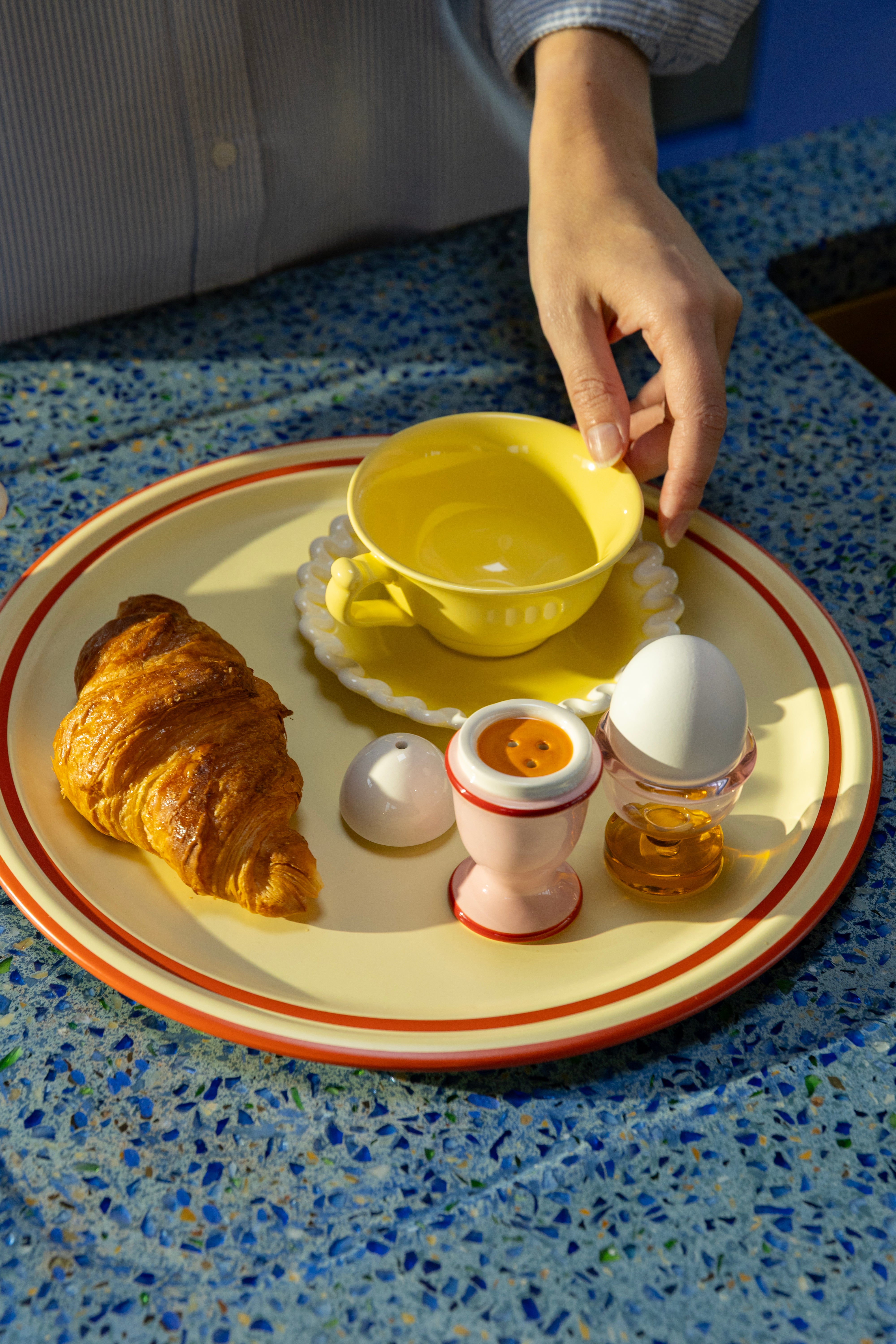 Solniczka i pieprzniczka EGG różowy z czerwonym i białym, marka &k Amsterdam