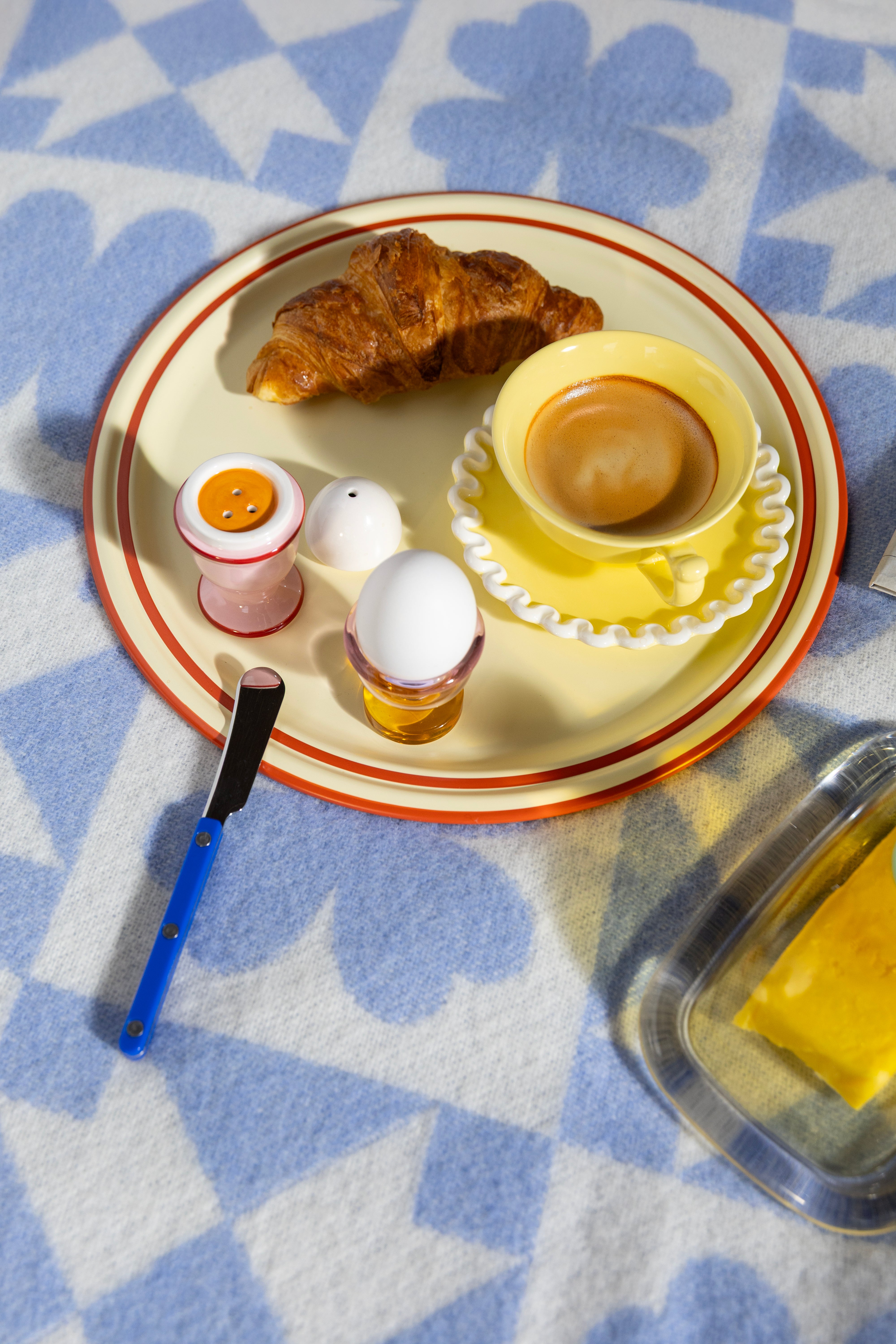 Solniczka i pieprzniczka EGG różowy z czerwonym i białym – &k Amsterdam