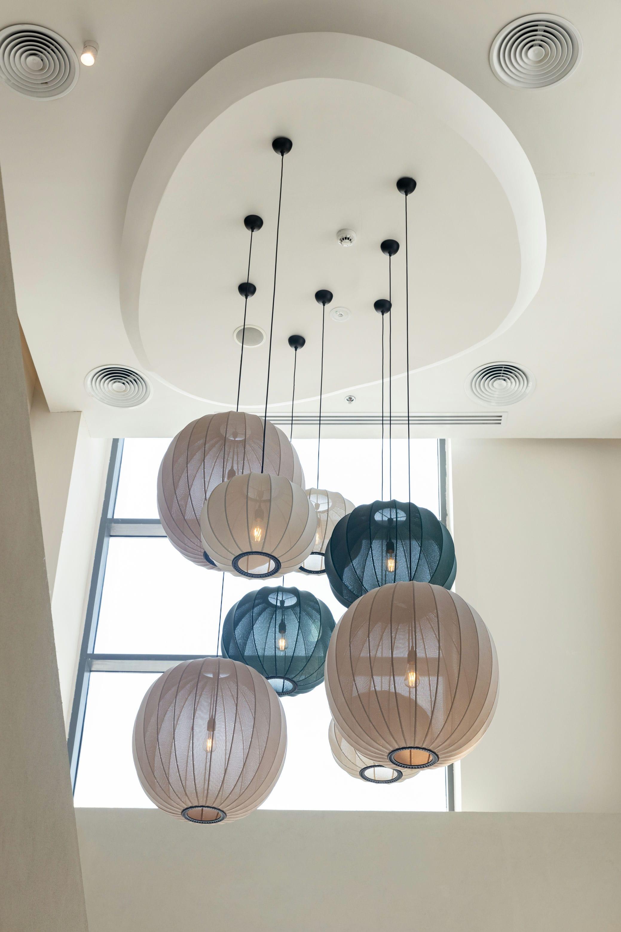 Hochblau hängende Lampe mit Strick-auf