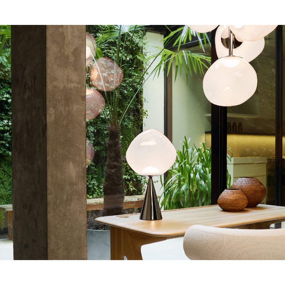 Lampa stołowa MELT opalizujący z czarną podstawą – Tom Dixon