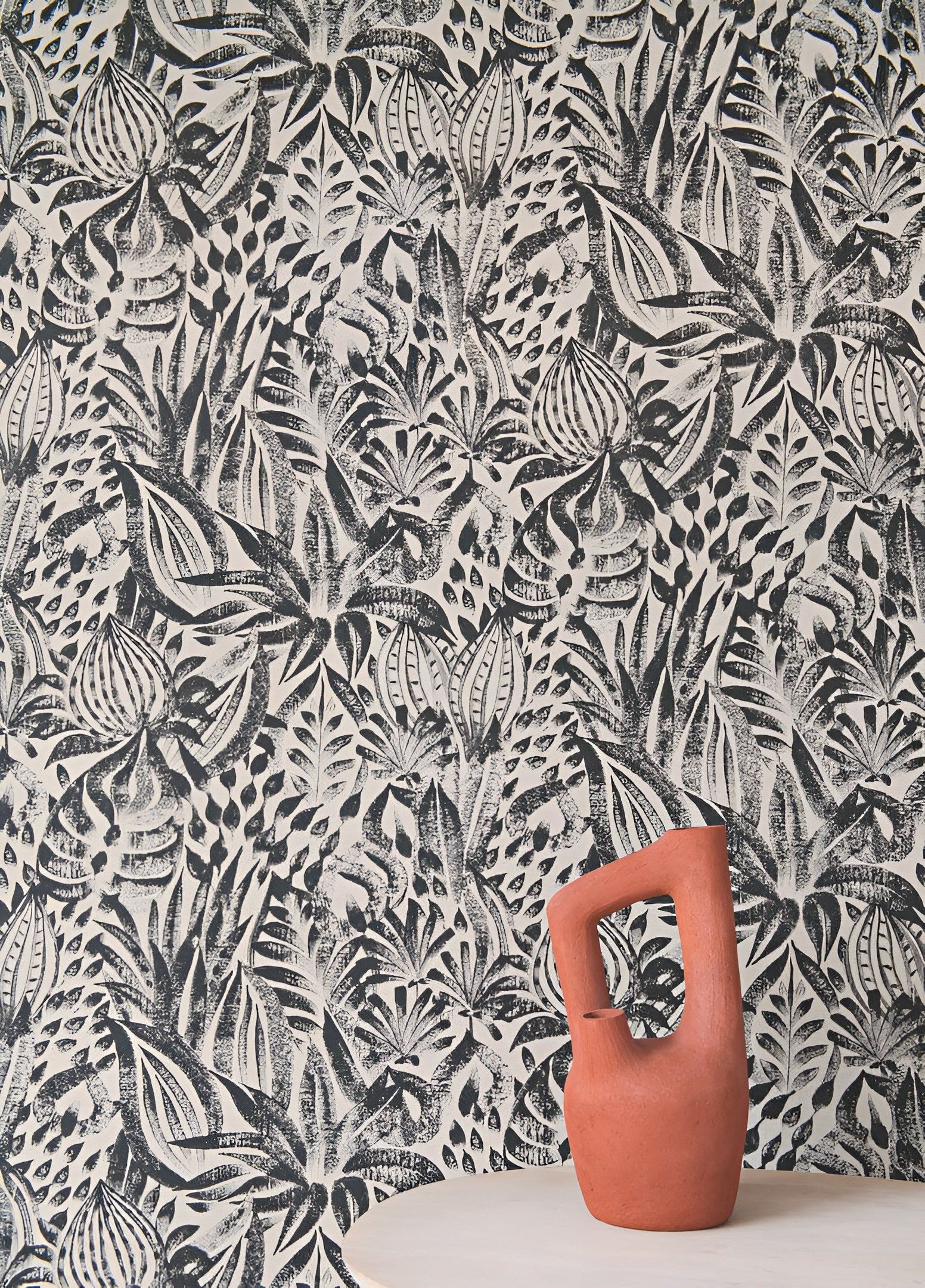 Textiltapete mit floralem Muster aus Blumen und Blättern FOLIAGE - NOIR schwarz