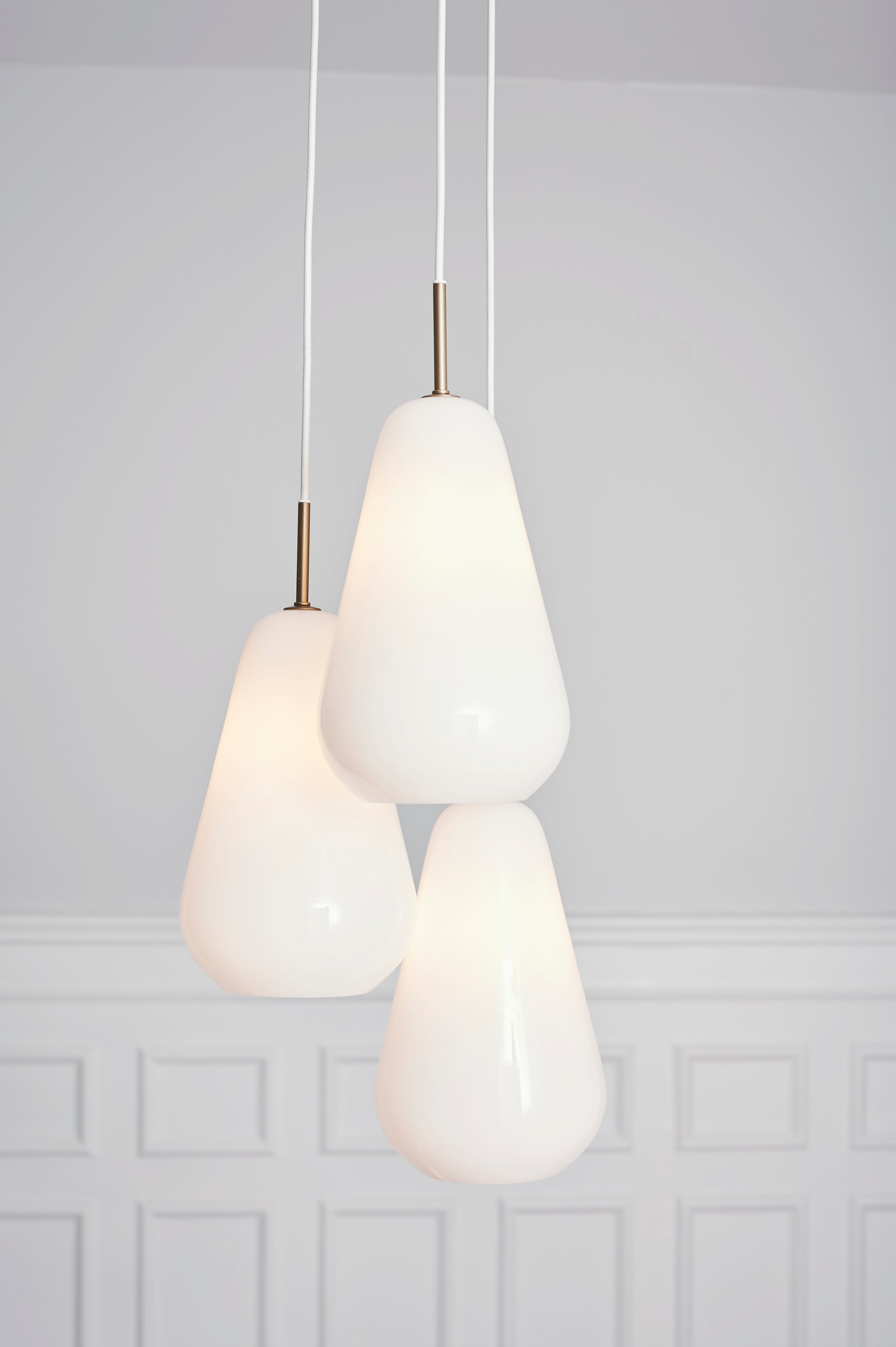 Lampa wisząca ANOLI 3 złoty z opalowym szkłem – Nuura