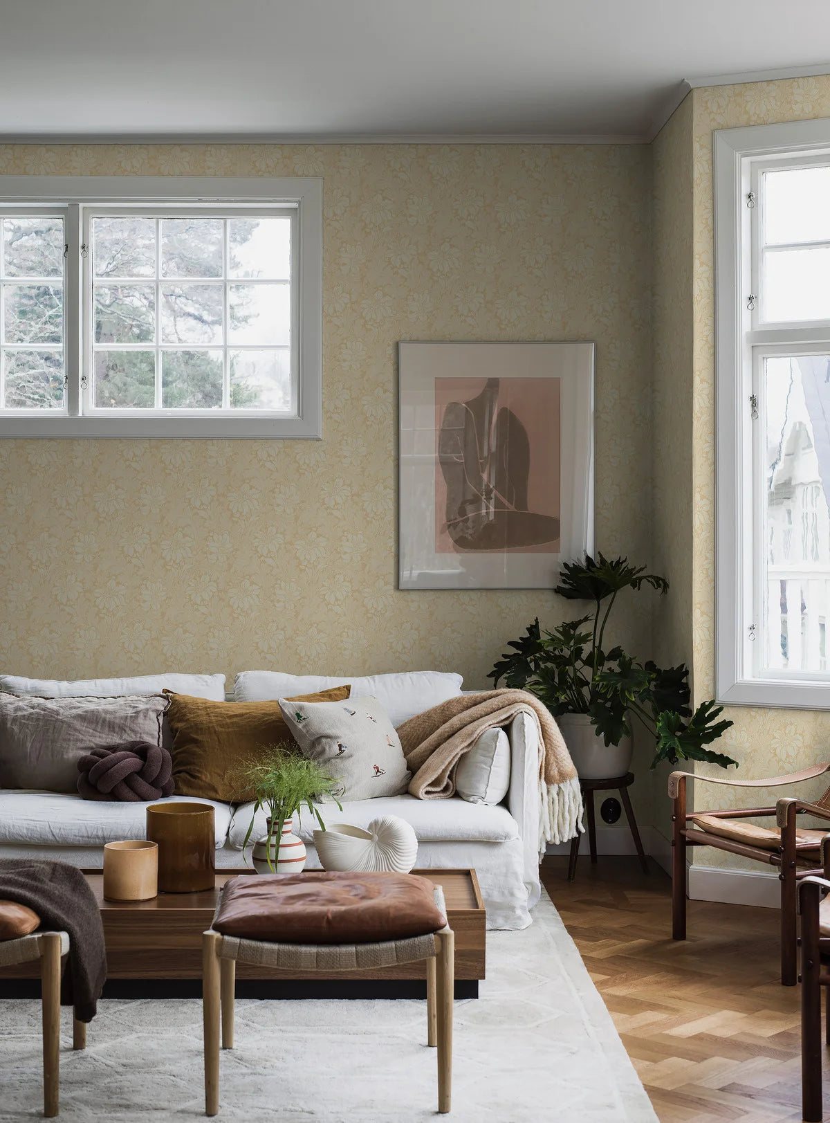 Non-woven paper wallpaper with a plant pattern ACANTHUS yellow