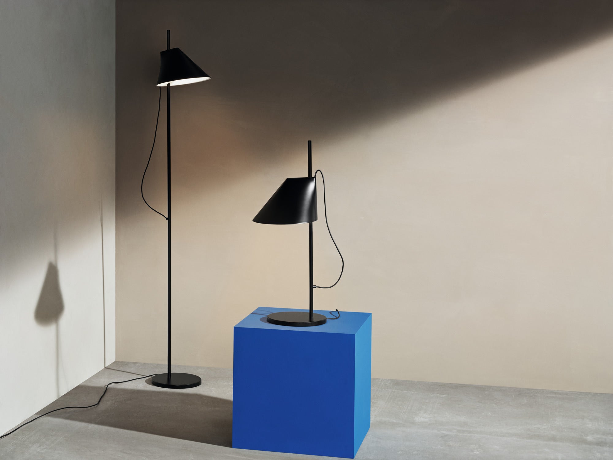 Stehlampe YUH schwarz