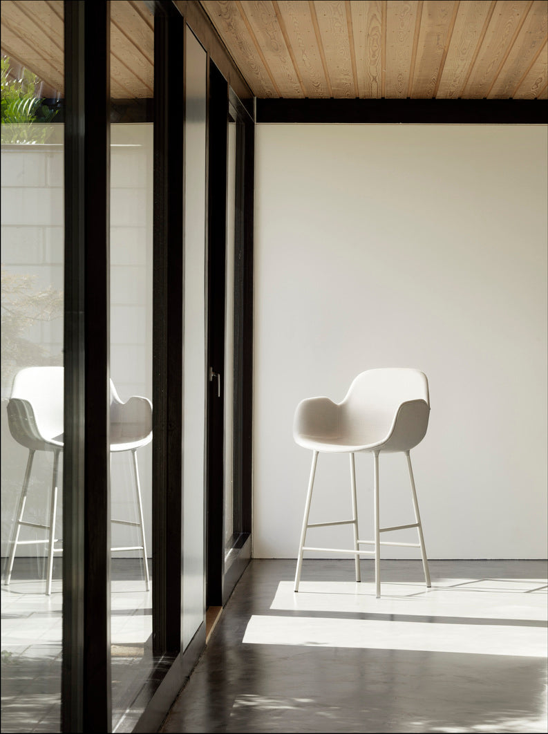 Barstuhl mit Armlehnen von Formen mit einer blauen Basis gepolstert