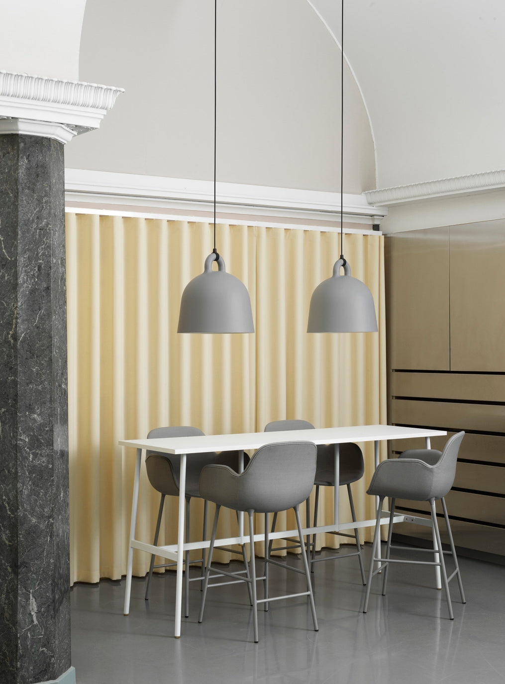 Bar chair upholstered with armrests of forms with a green base