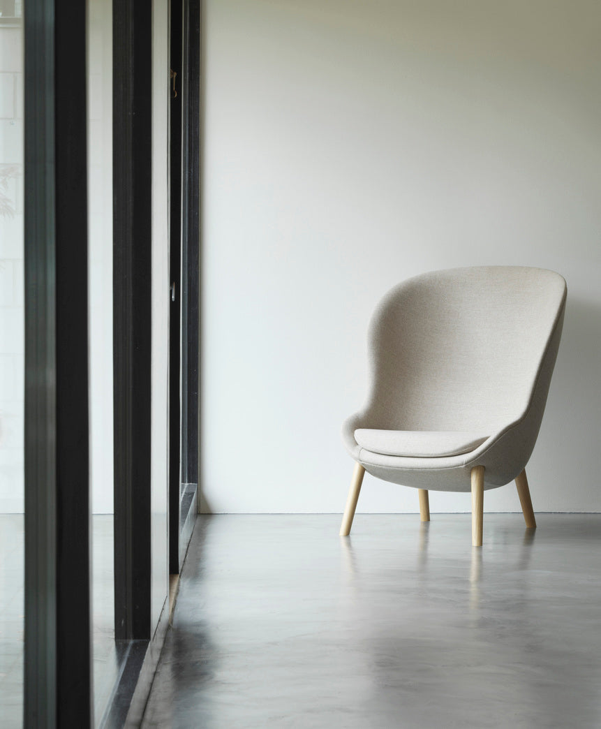 Hyg hoher Sessel mit einer Eichenbasis