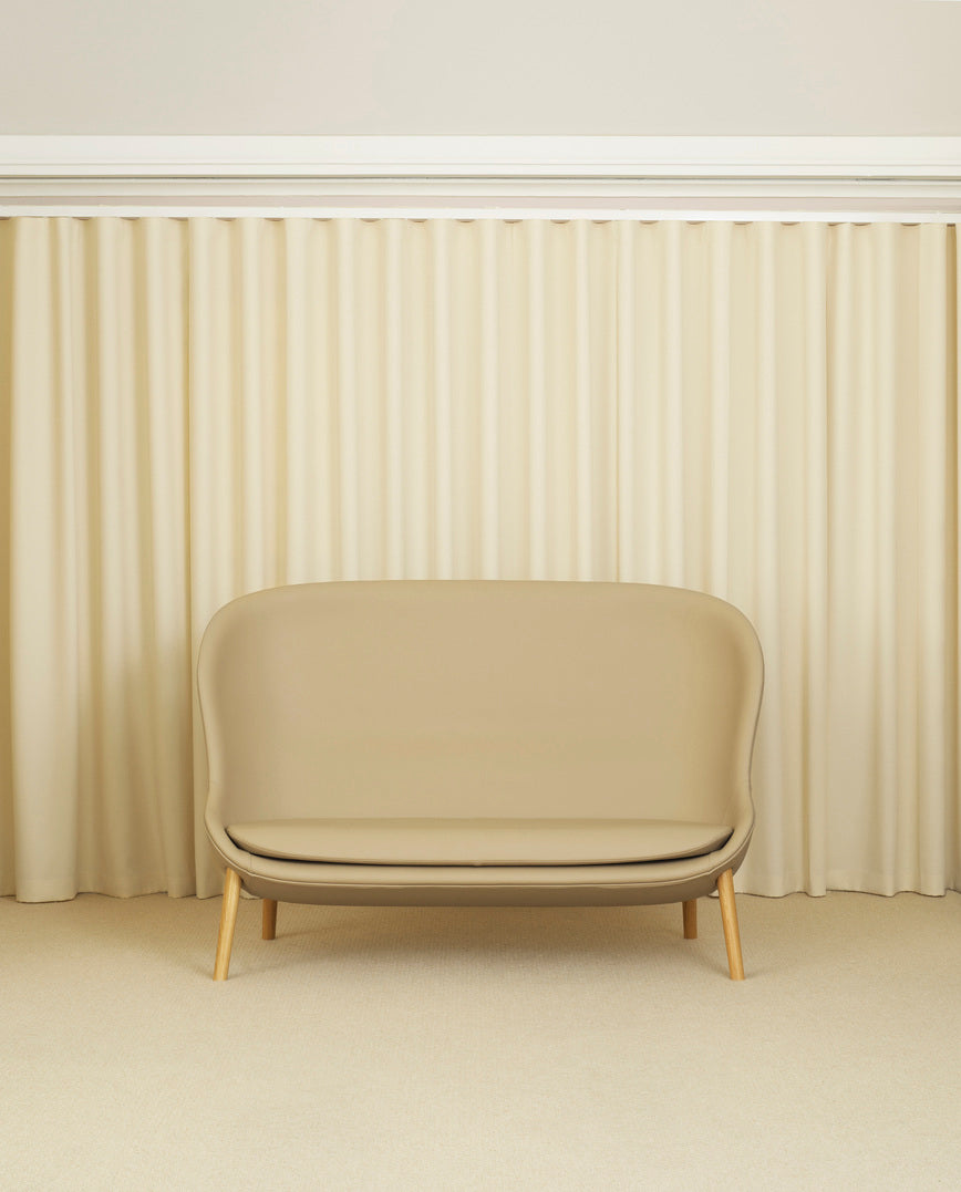 Hyg -gepolstertes Sofa mit einer Eichenbasis