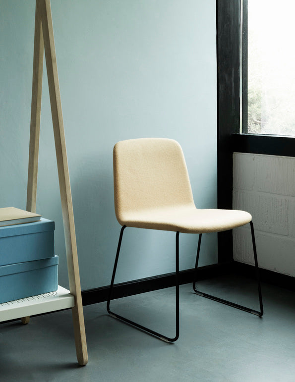 Nur gepolsterte Stuhl mit einer Chrombasis