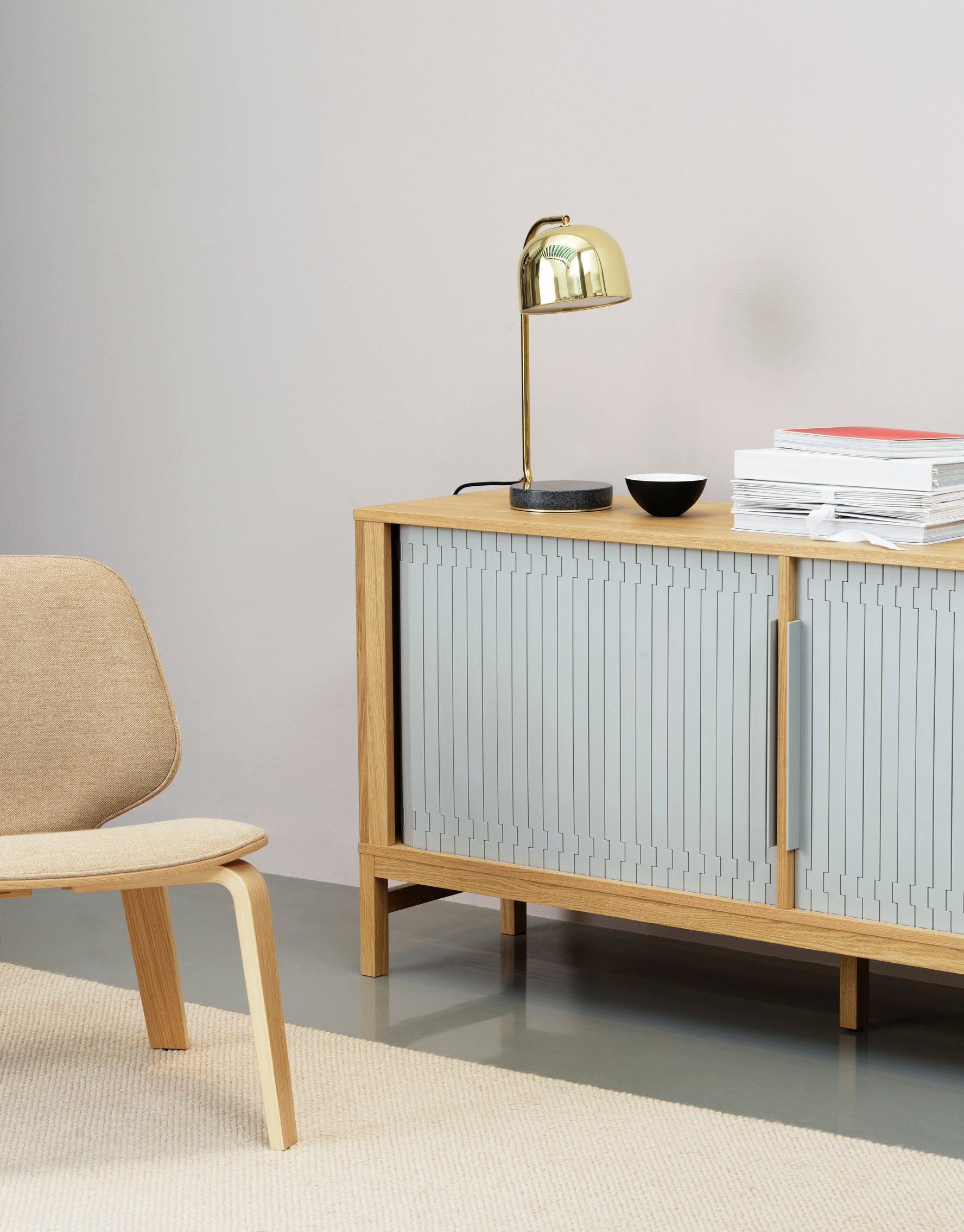 Jalousi -Kommode Eiche Holz mit einer grauen Front