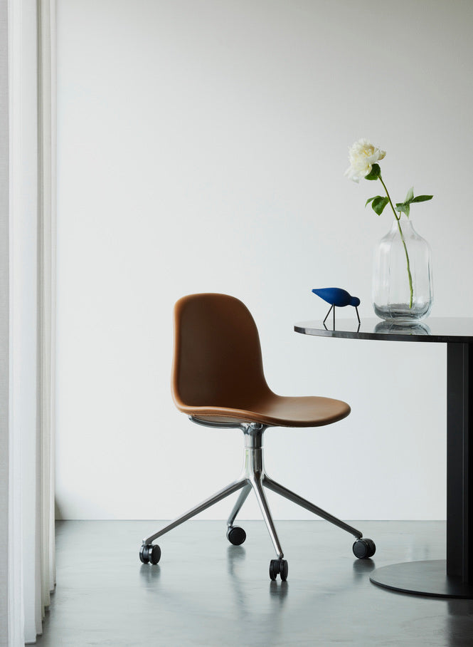 4W Burgunder Office Chair mit einer schwarzen Basis auf Rädern