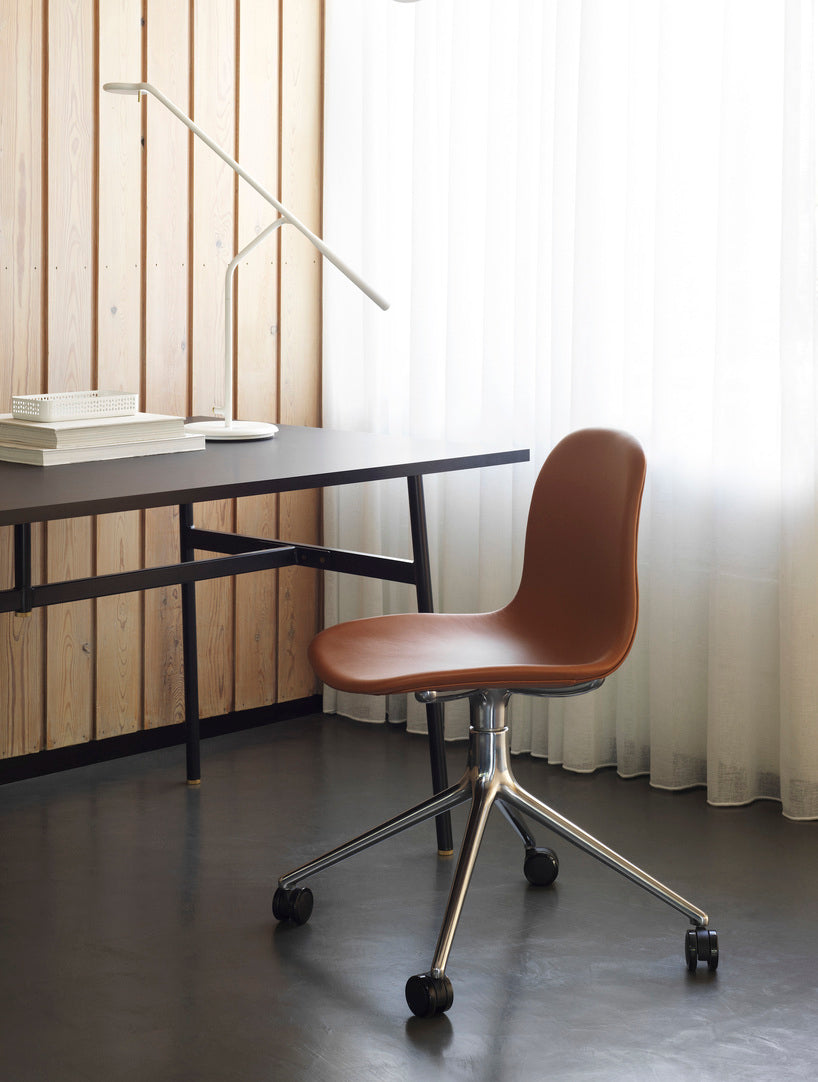 4W Burgunder Office Chair mit einer schwarzen Basis auf Rädern