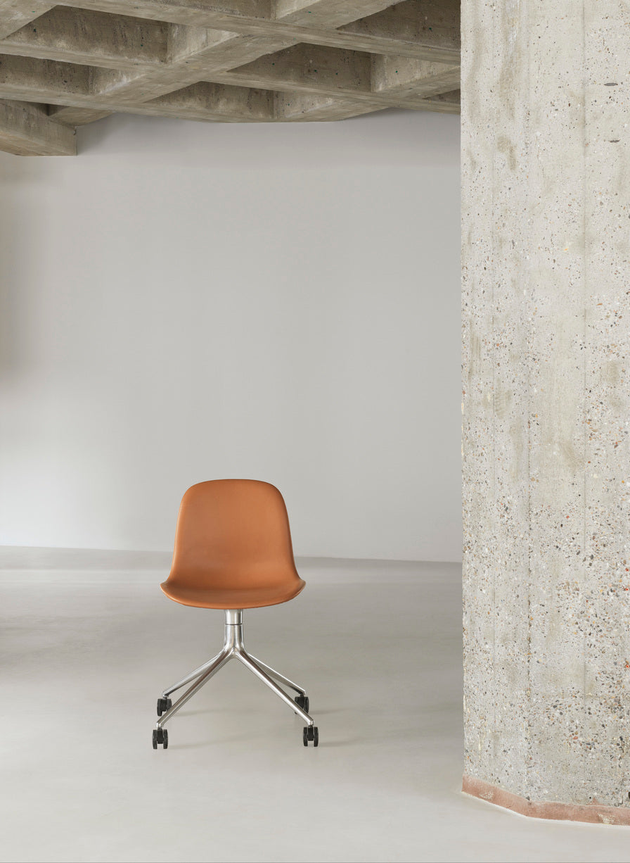 4W Burgunder Office Chair mit einer schwarzen Basis auf Rädern