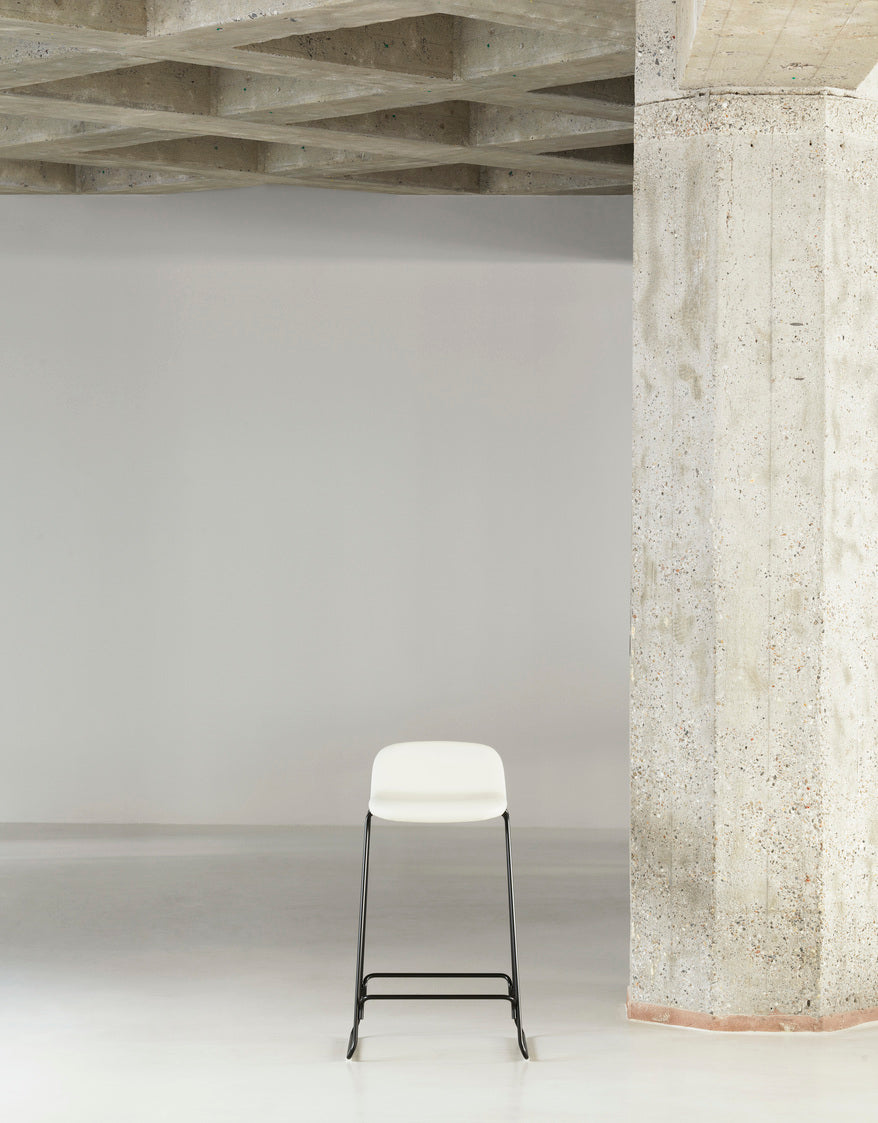 Polsterer Barstuhl mit einer schwarzen Basis mit einer schwarzen Basis