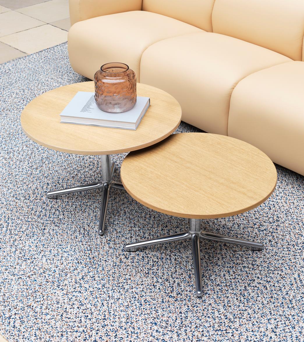 Couchtisch Lunar Natural Oak Top mit einer Aluminiumbasis