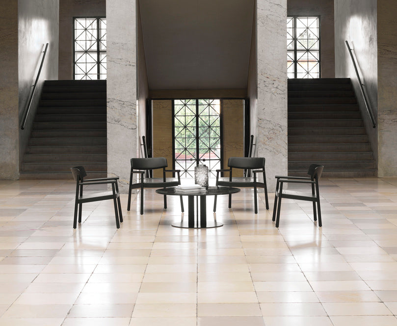 Runder Couchtisch Scala Marmor Kaffeeoberteil mit einer schwarzen Basis