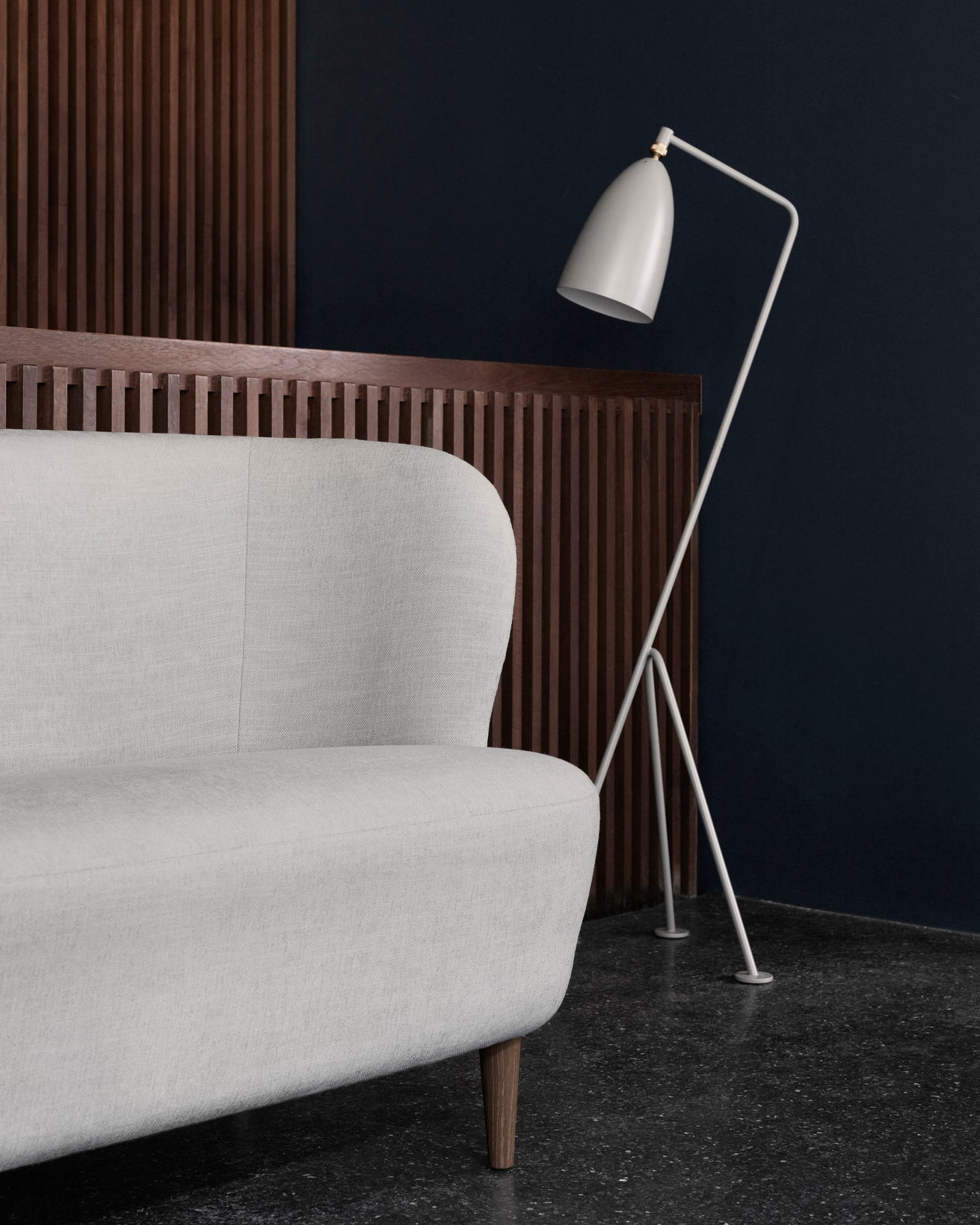 Sofa STAY gepolstert mit dunklem Eichenfuß