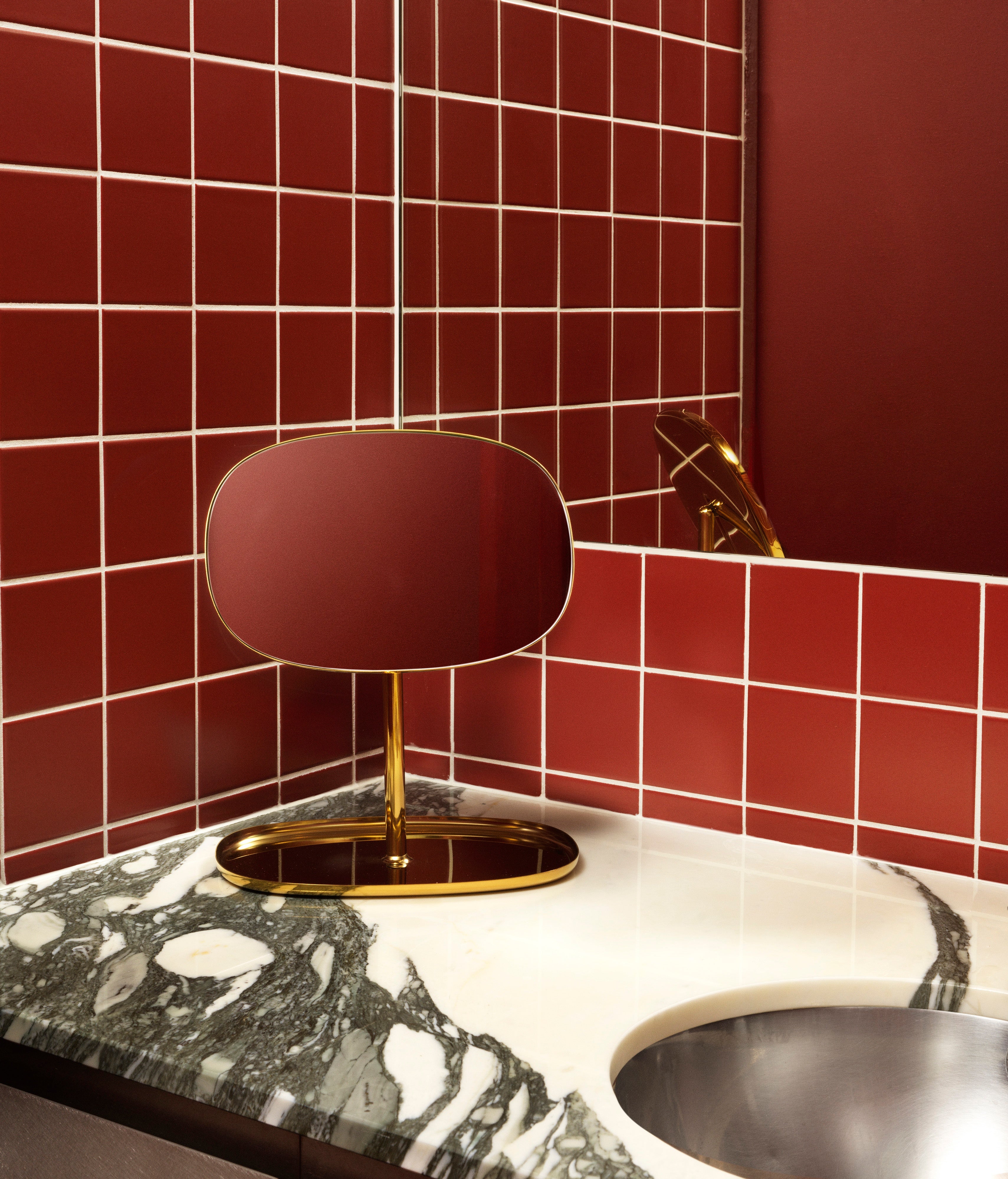 Flip-Spiegel mit Unterlage aus messingbeschichtetem Stahl